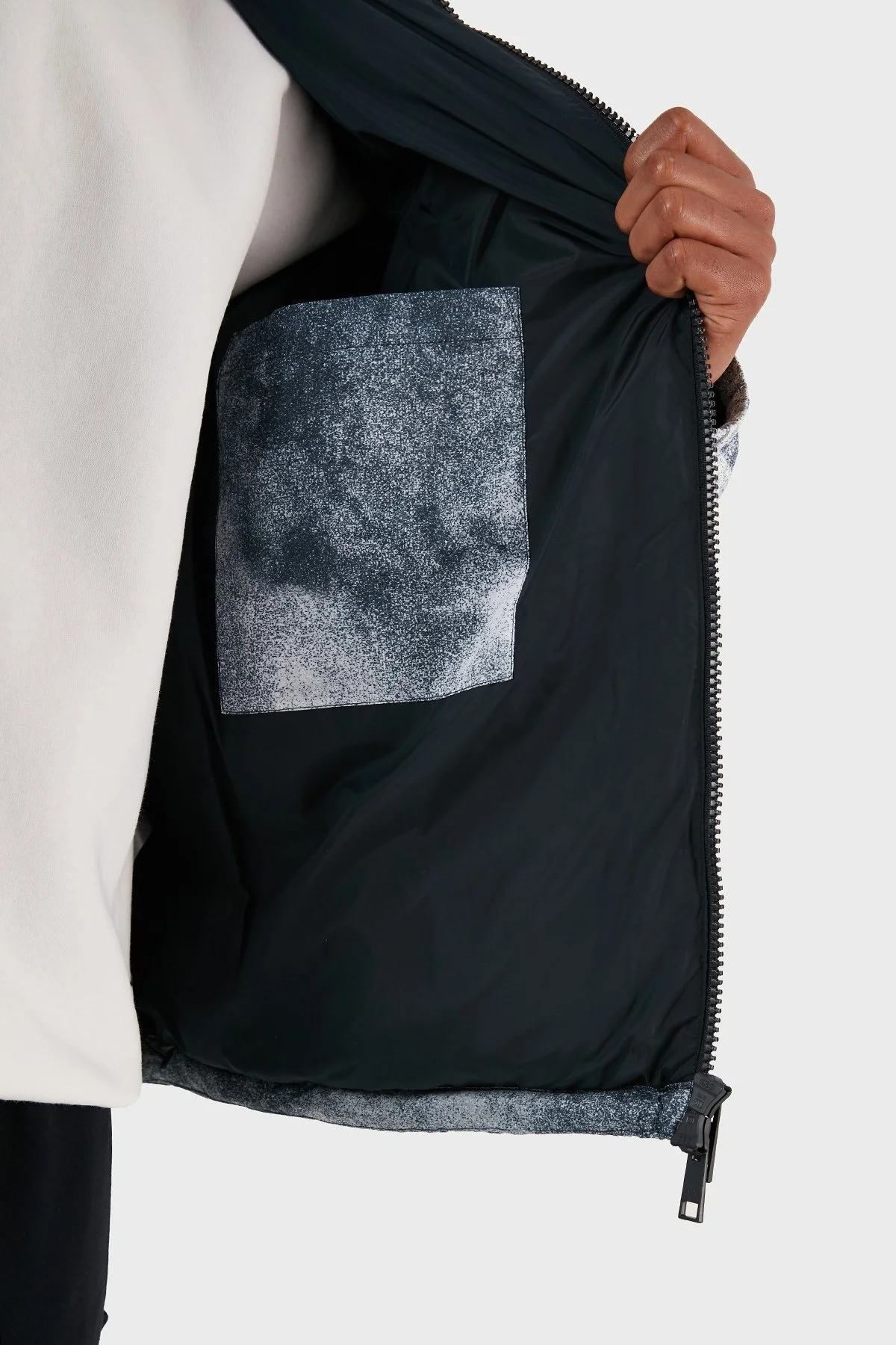 Armani Exchange Desenli Kapüşonlu Dolgulu Şişme Erkek Mont 6RZK30 ZNKRZ 21CS BEYAZ-LACİVERT - 4