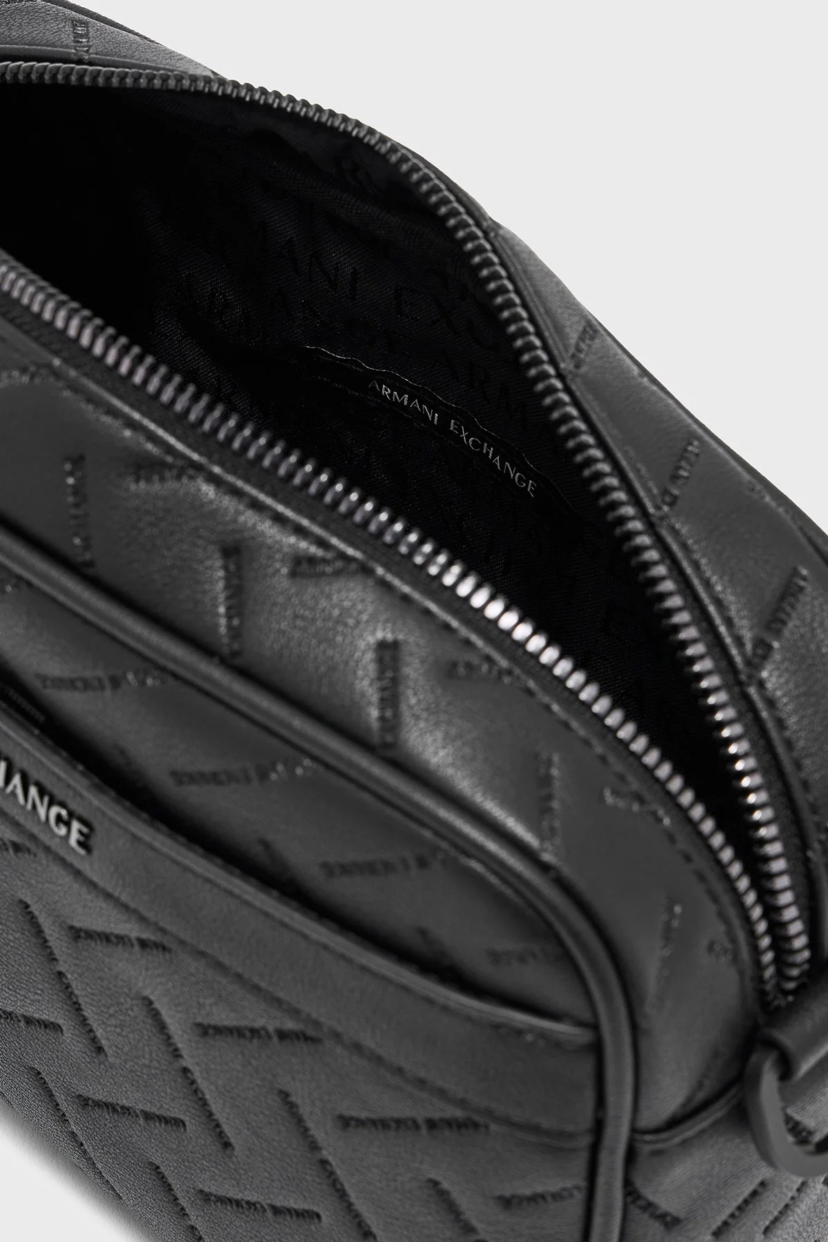 Armani Exchange Kabartma Logolu Çıkarılabilir Bilek Askılı Erkek Çanta XM002600 AF22652 UC001 SİYAH - 3
