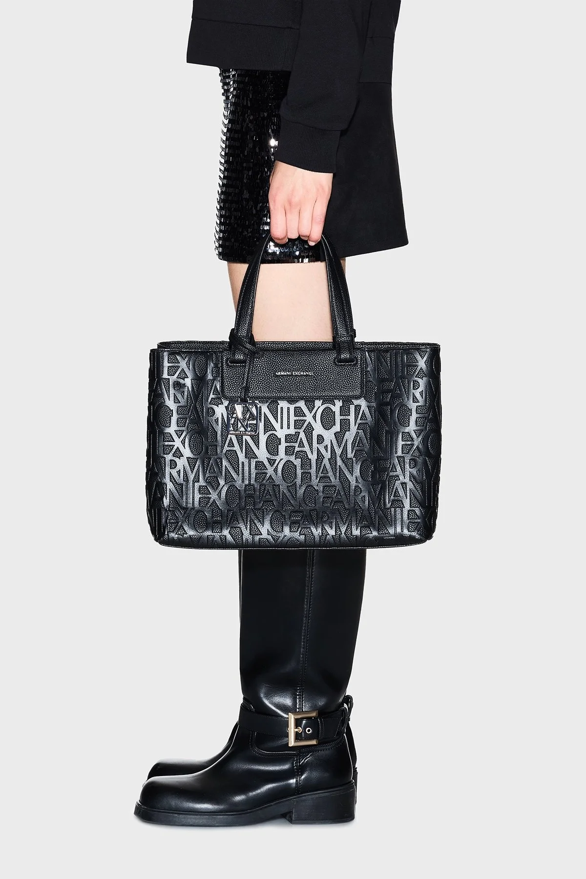 Armani Exchange Kabartmalı Logo Baskılı Ayarlanabilir Askılı Bayan Çanta XW001222 AF15774 UC001 SİYAH - 2