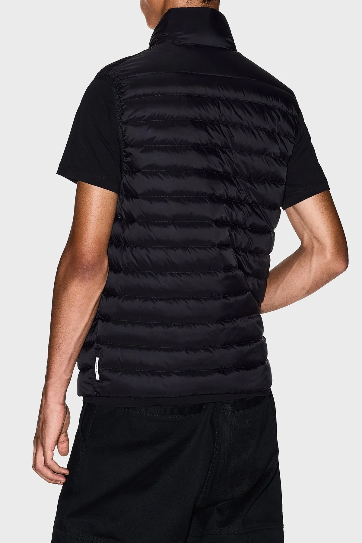 Armani Exchange Kapitoneli Kuş Tüyü Dolgulu Regular Fit Şişme Erkek Yelek XM001576 AF16927 UC001 SİYAH - 3