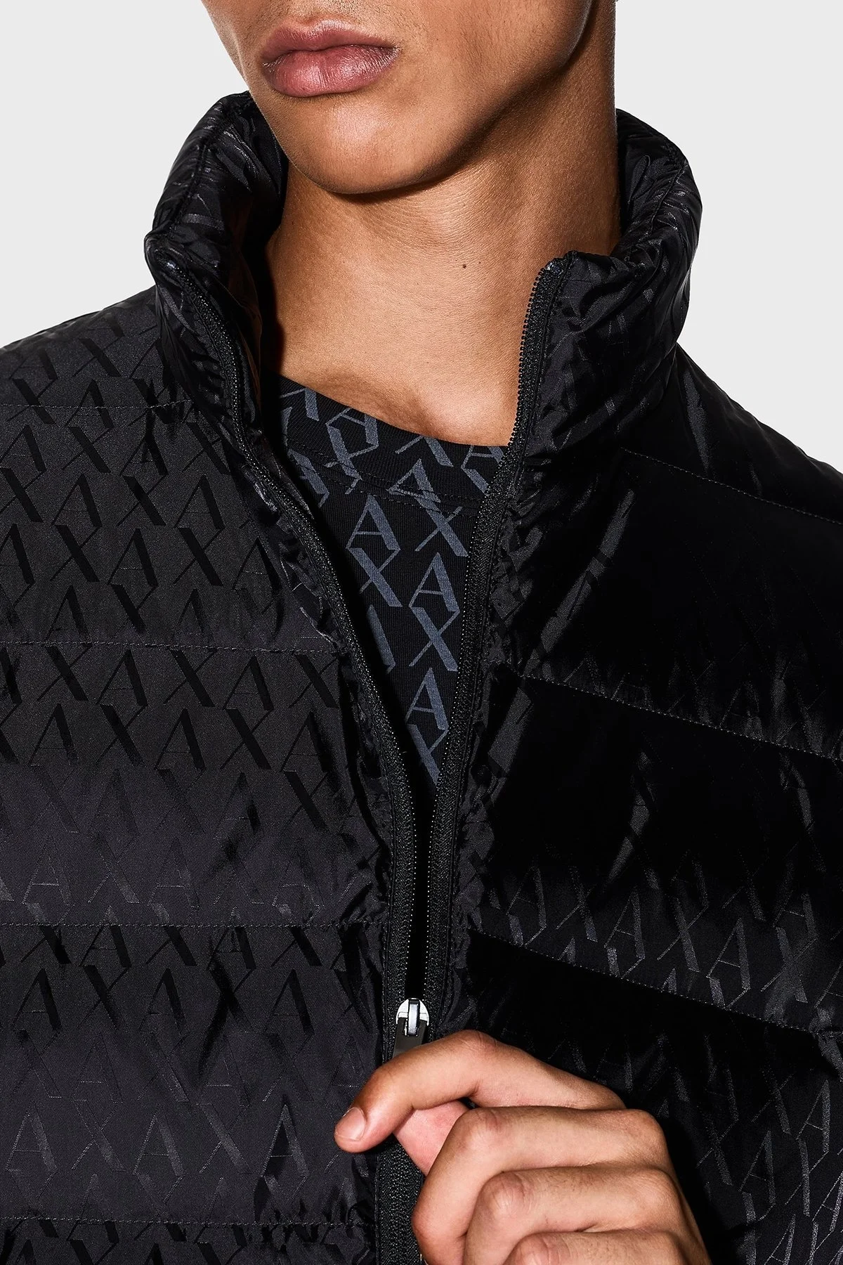 Armani Exchange Kuş Tüyü Dolgulu Regular Fit Dik Yaka Şişme Erkek Yelek XM001581 AF16628 UC001 SİYAH - 4