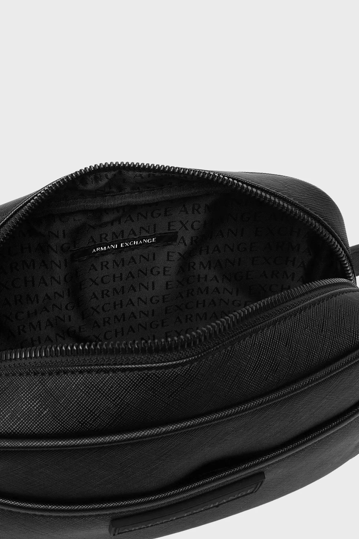 Armani Exchange Logolu Bilek Asklı Erkek Çanta XM003576 AF26659 MC043 Siyah - 4