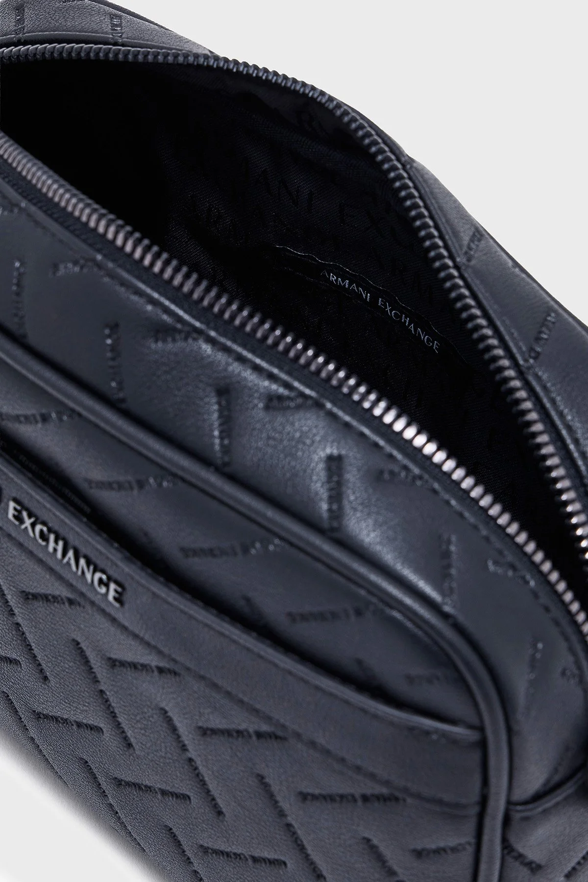 Armani Exchange Logolu Çıkarılabilir Bilek Askılı Erkek Çanta XM002600 AF22652 UB100 Lacivert - 4