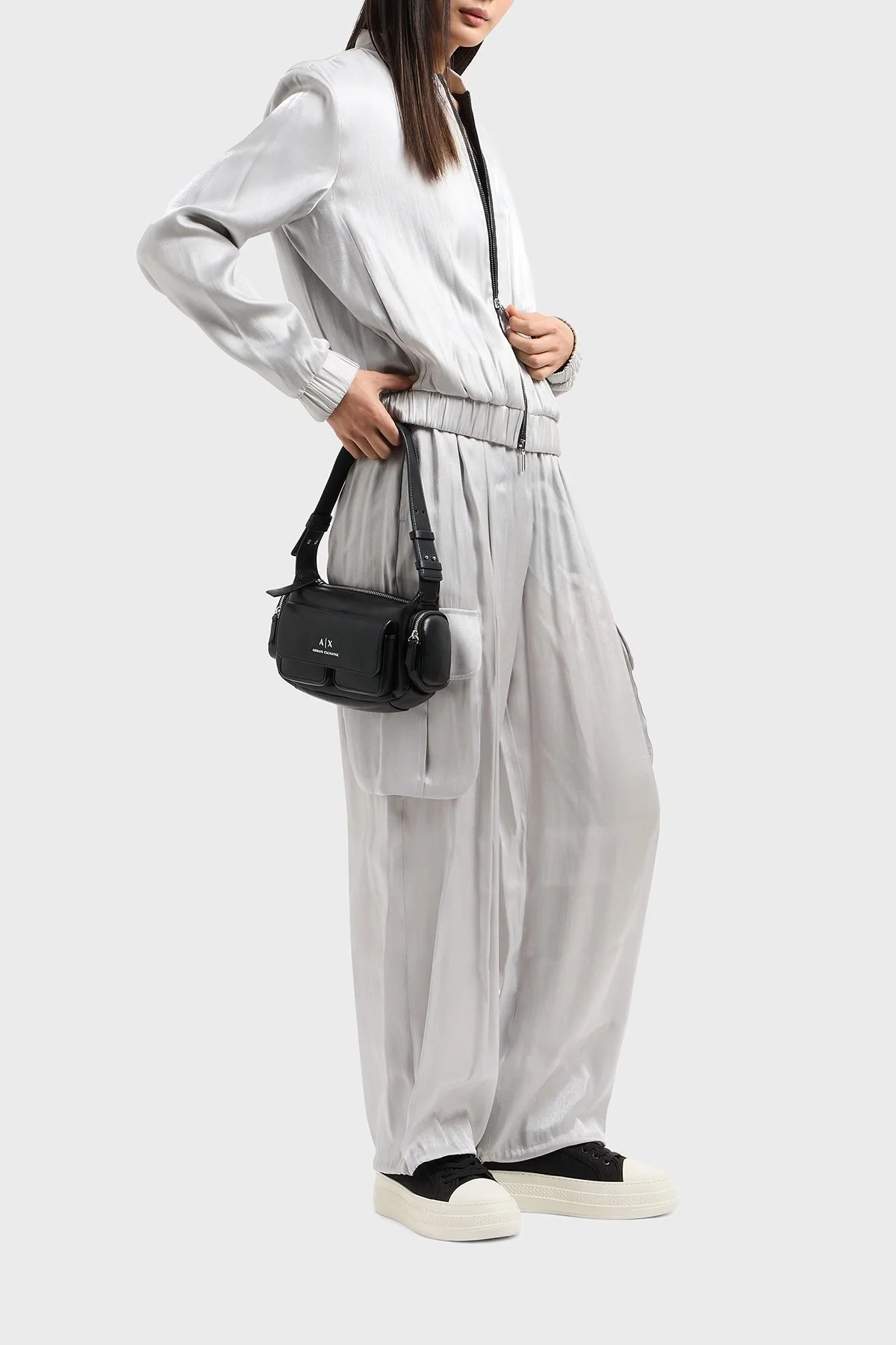 Armani Exchange Logolu Çoklu Cep Detaylı Bayan Çanta XW000405 AF12589 UC001 SİYAH - 9