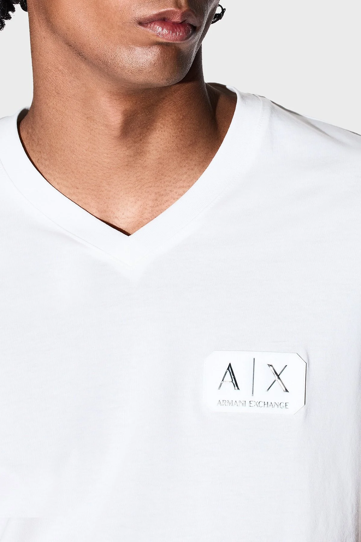Armani Exchange Logolu Pamuklu Regular Fit V Yaka Erkek T Shirt XM002179 AF12308 U0009 BEYAZ - 4
