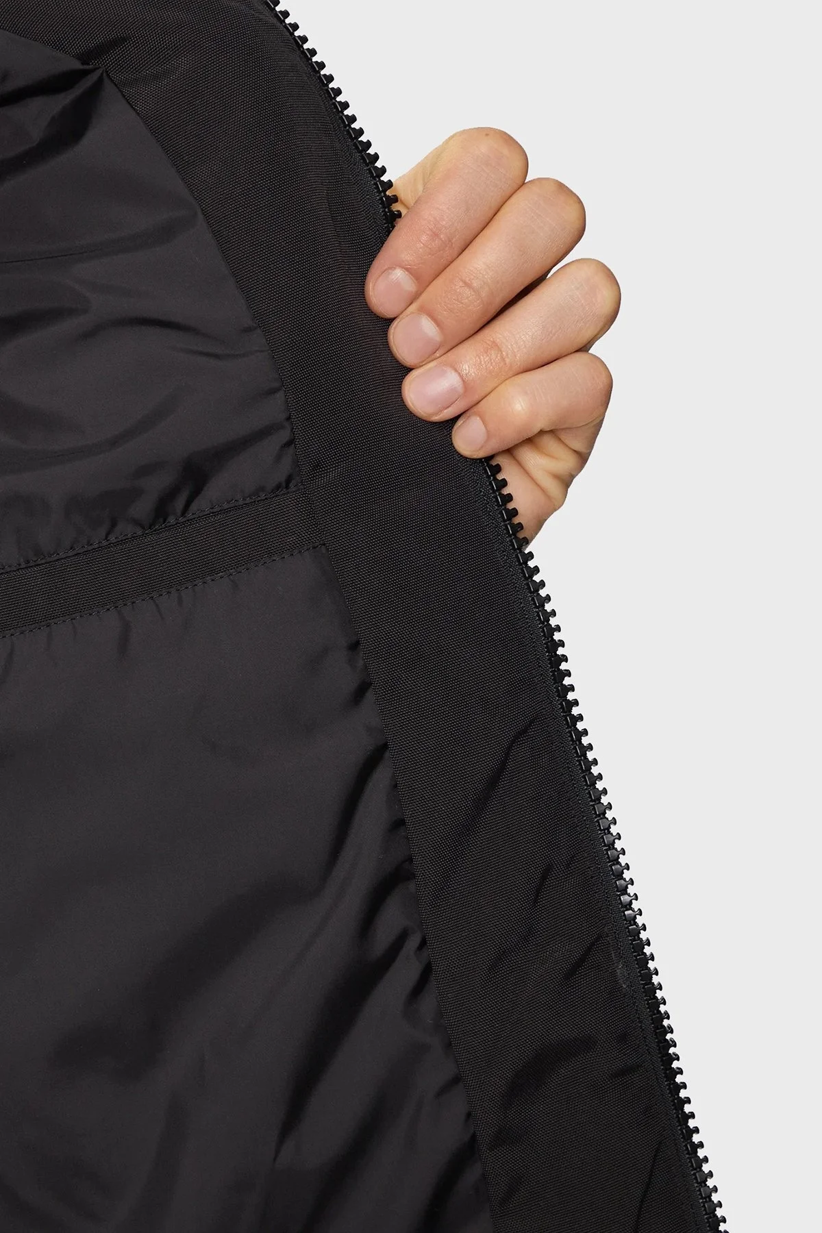 Armani Exchange Logolu Regular Fit Dik Yaka Fermuarlı Erkek Yelek 6DZQL1 ZN5GZ 1200 SİYAH - 6