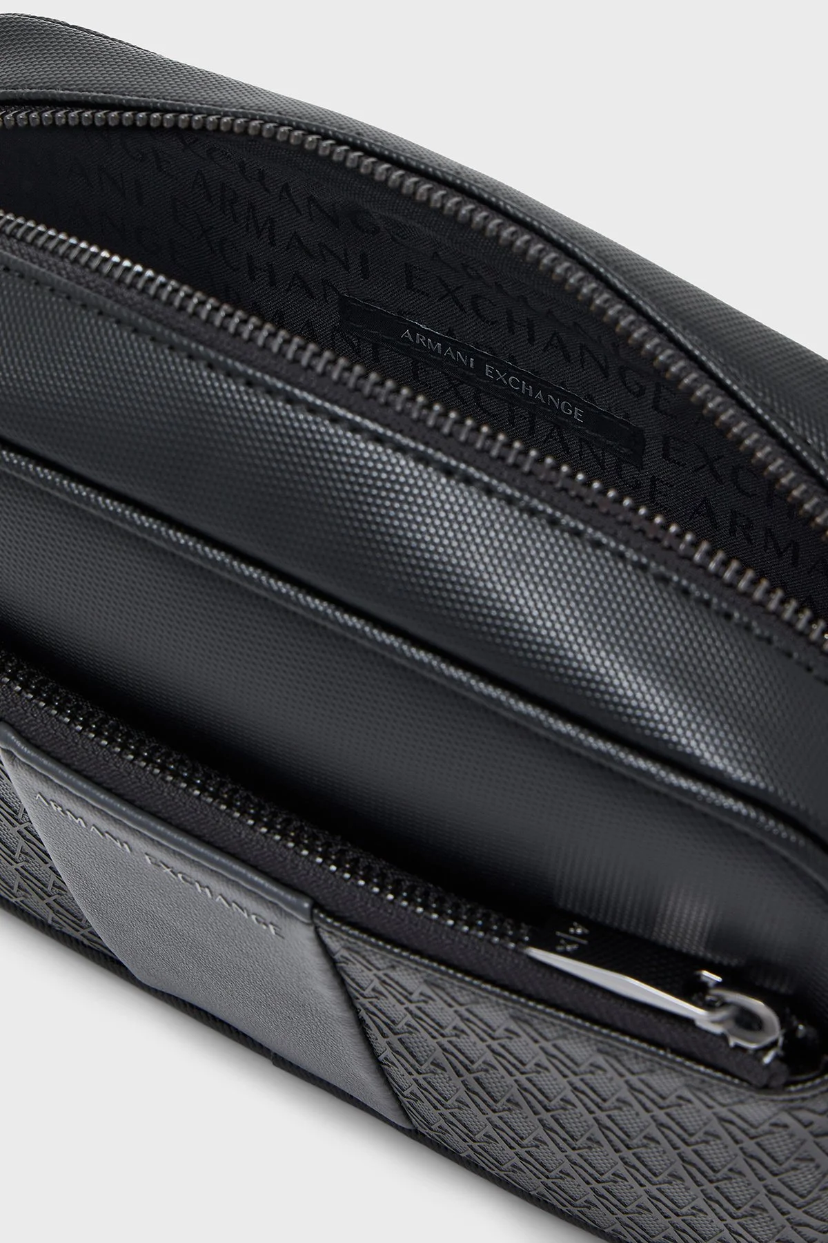 Armani Exchange Logolu Tek Saplı Erkek Çanta XM003601 AF26691 MC028 Siyah-gri - 4