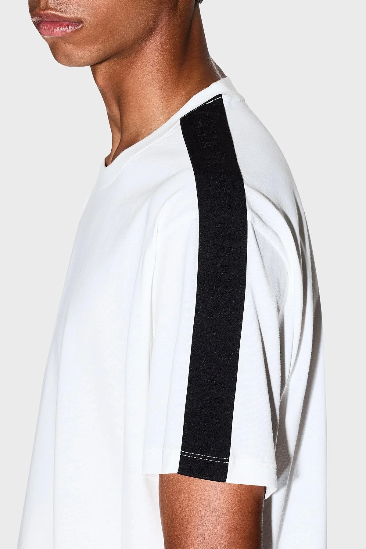 Armani Exchange Pamuklu Regular Fit Şerit Detaylı Bisiklet Yaka Erkek T Shirt XM001283 AF10361 U0009 BEYAZ - 4