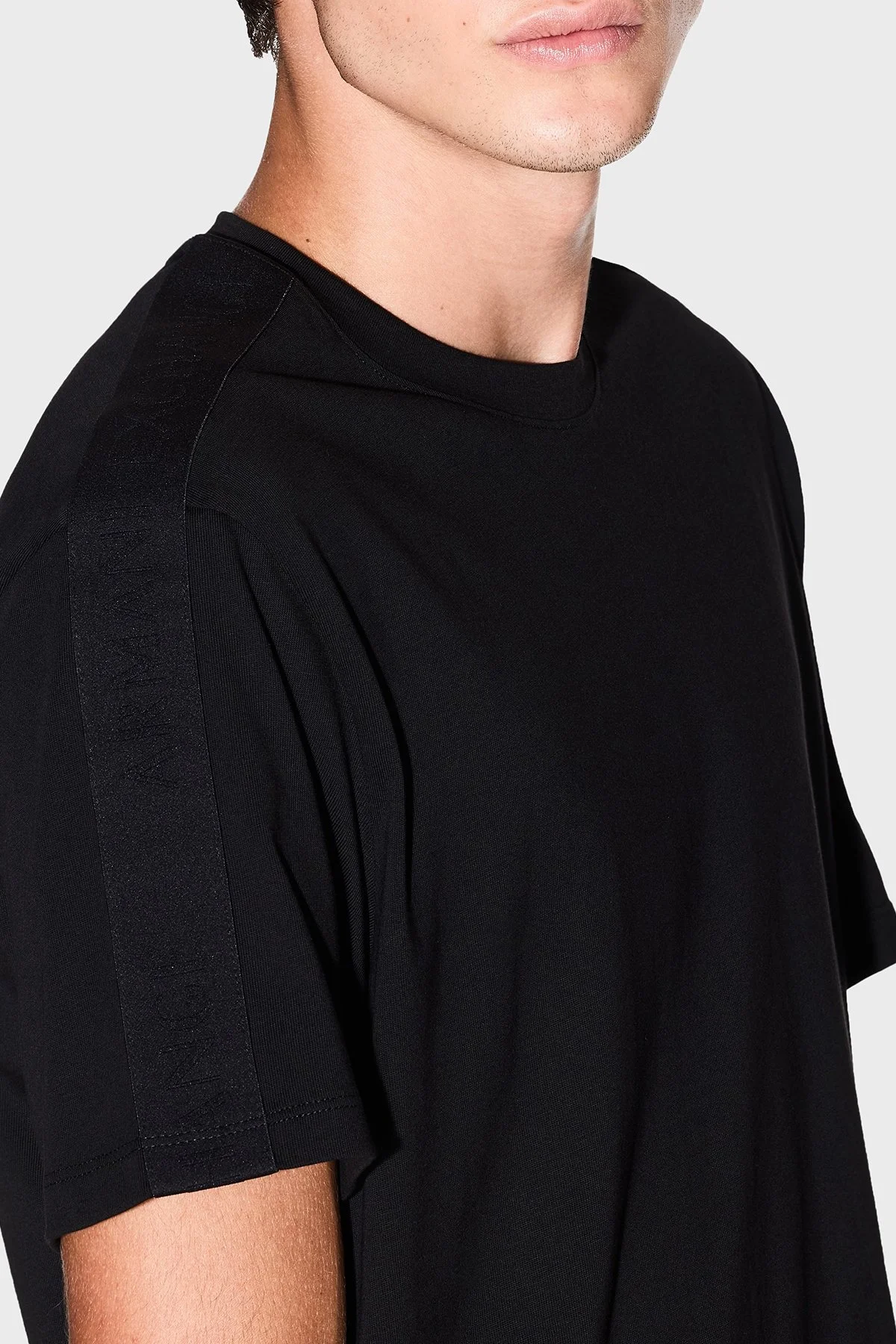 Armani Exchange Pamuklu Regular Fit Şerit Detaylı Bisiklet Yaka Erkek T Shirt XM001283 AF10361 UC001 SİYAH - 9