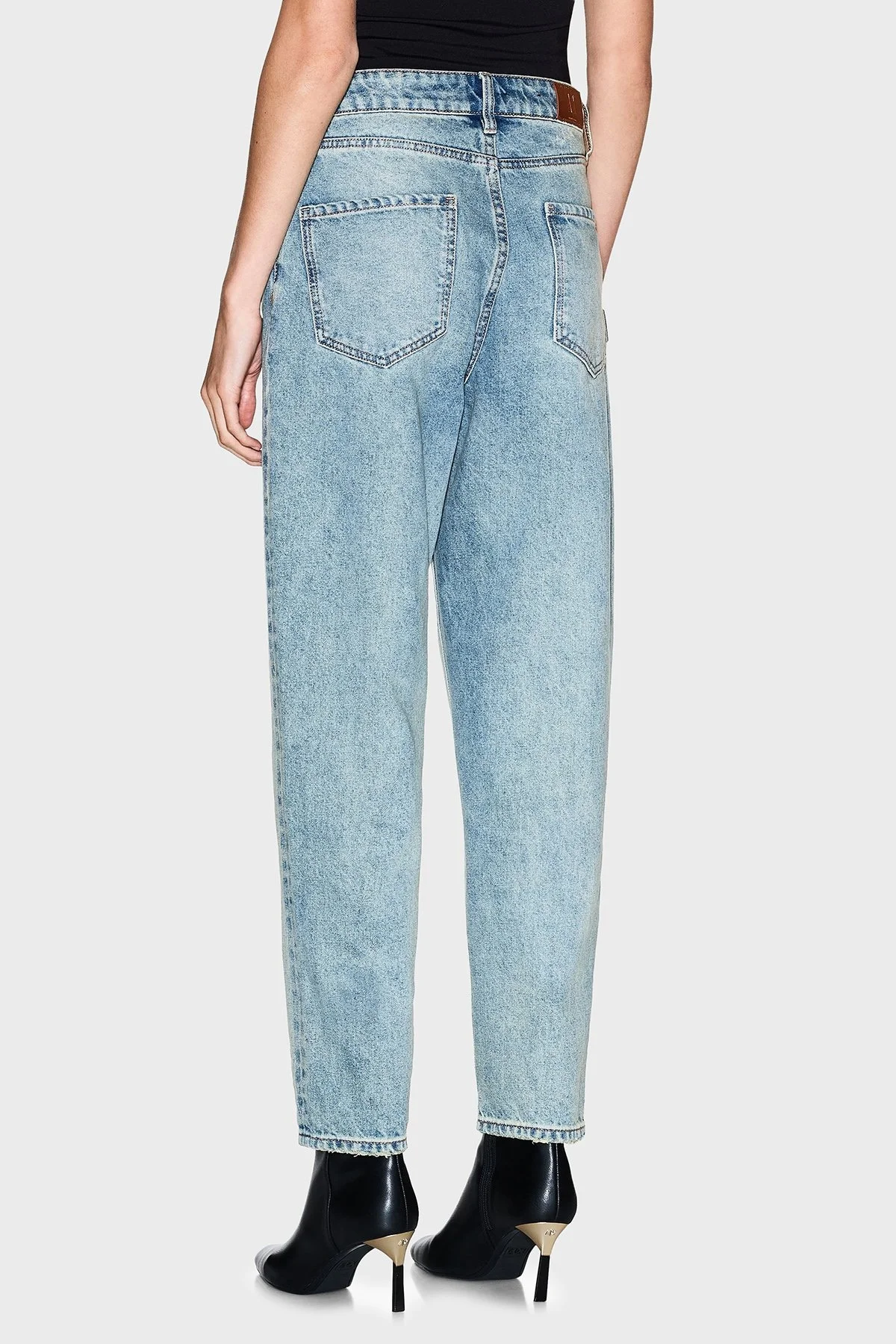 Armani Exchange Pamuklu Tapered Fit Yüksek Bel Daralan Paça Jeans Bayan Kot Pantolon XW000128 AF10869 MB001 AÇIK MAVİ - 3