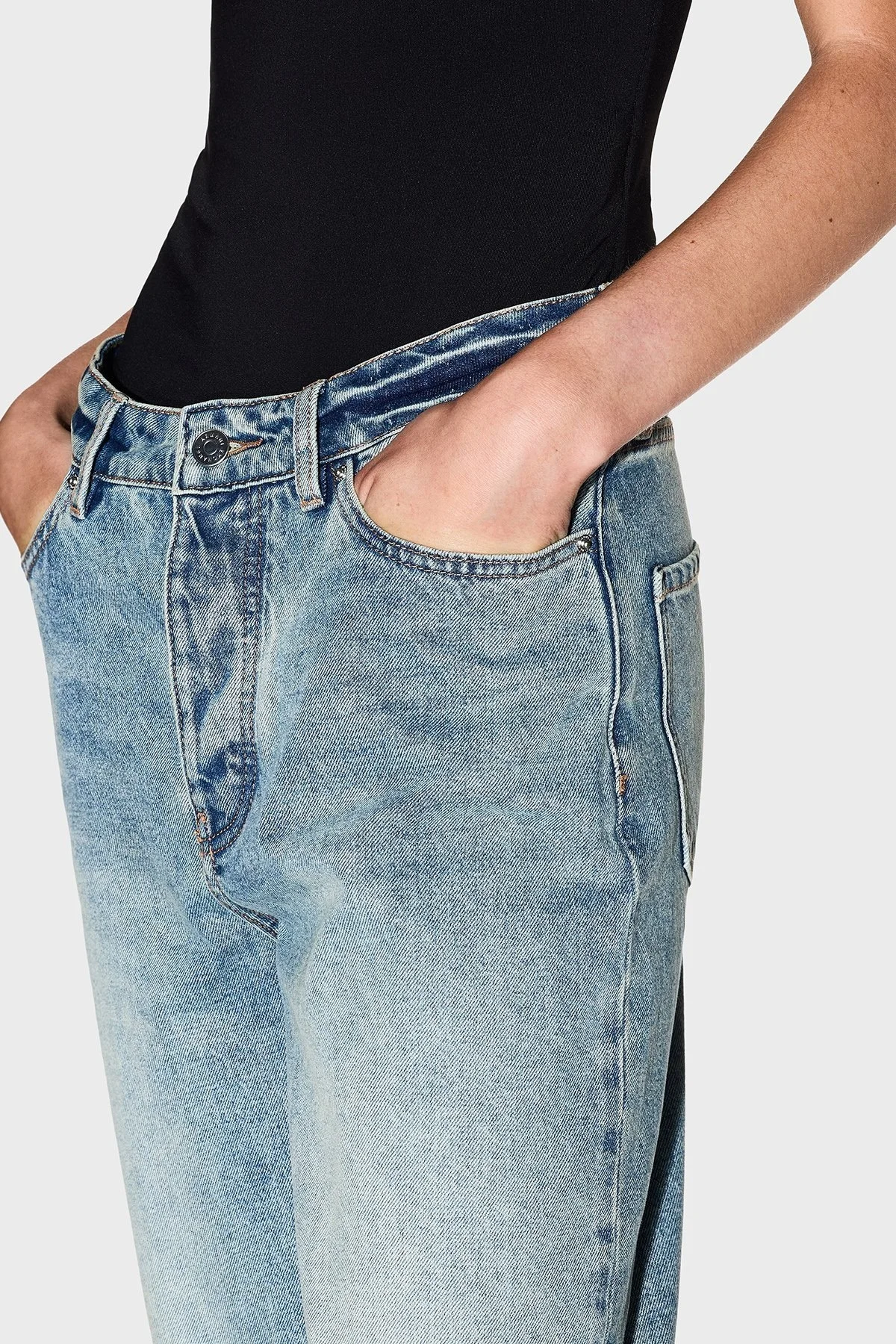 Armani Exchange Pamuklu Tapered Fit Yüksek Bel Daralan Paça Jeans Bayan Kot Pantolon XW000128 AF10869 MB001 AÇIK MAVİ - 4