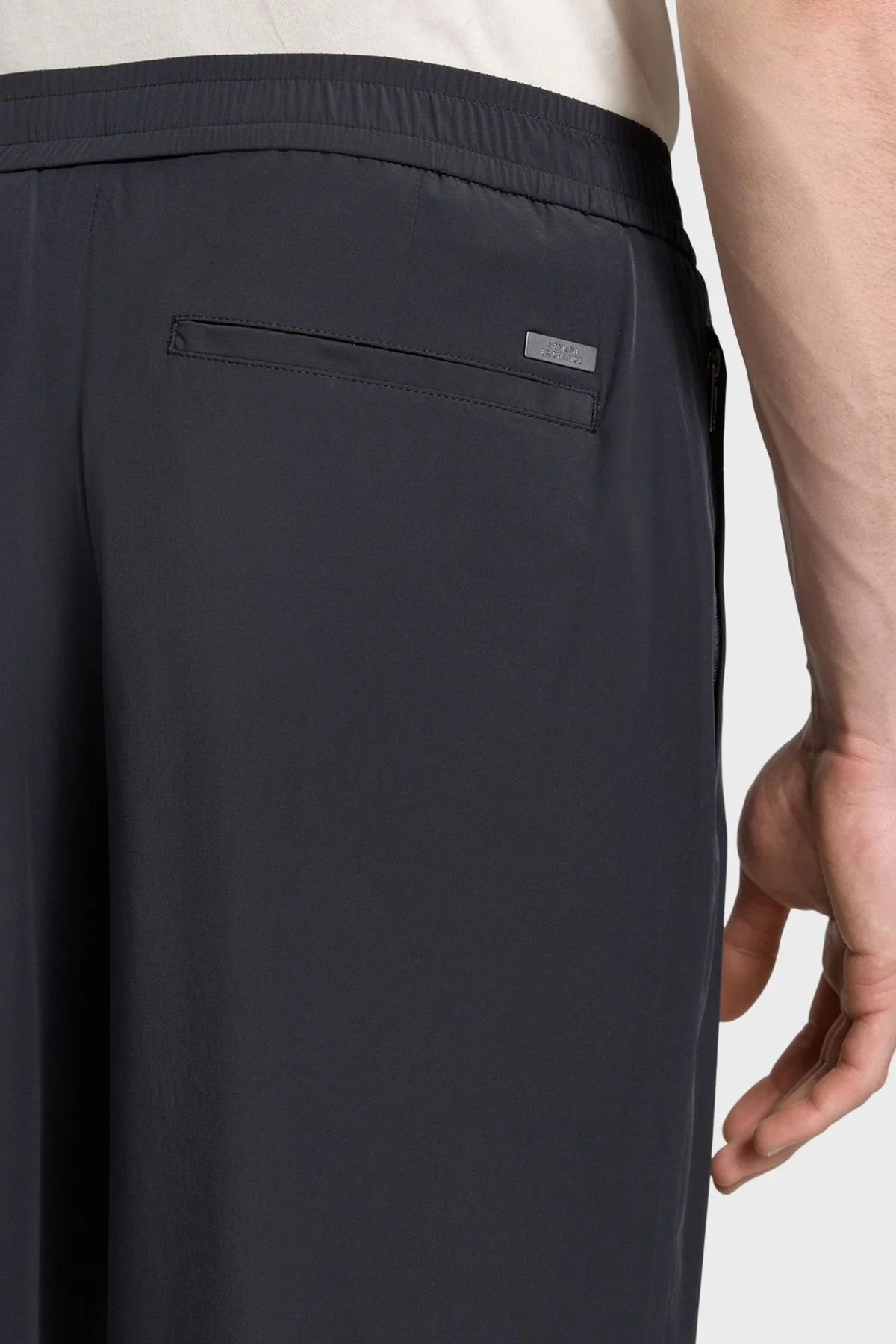 Armani Exchange Rahat Kalıp Düz Paça Lastikli Bel Erkek Pantolon XM002085 AF22572 UC001 SİYAH - 3
