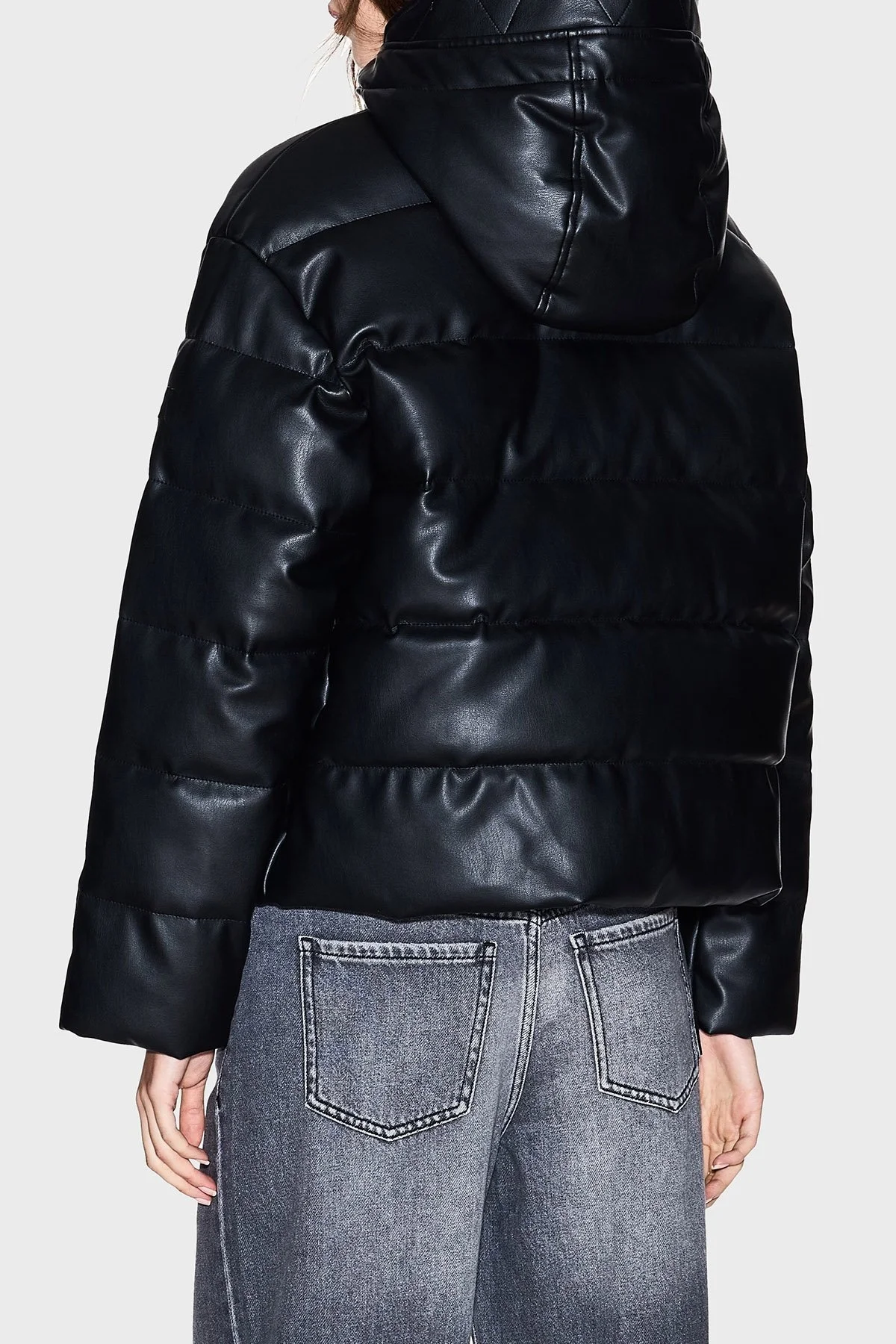 Armani Exchange Regular Fit Kapüşonlu Kapitoneli Parlak Şişme Bayan Mont XW000673 AF16106 UC001 SİYAH - 3