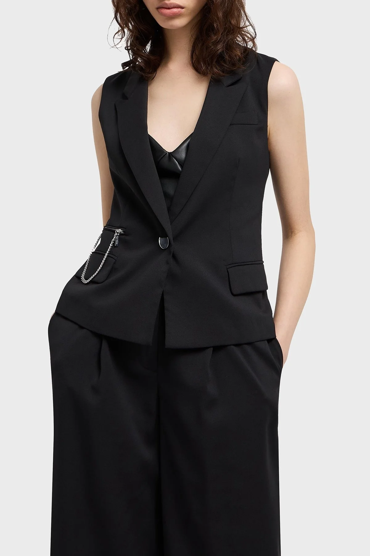 Armani Exchange Regular Fit Mono Yaka Zincir Detaylı Bayan Yelek XW000435 AF12749 UC001 SİYAH - 6