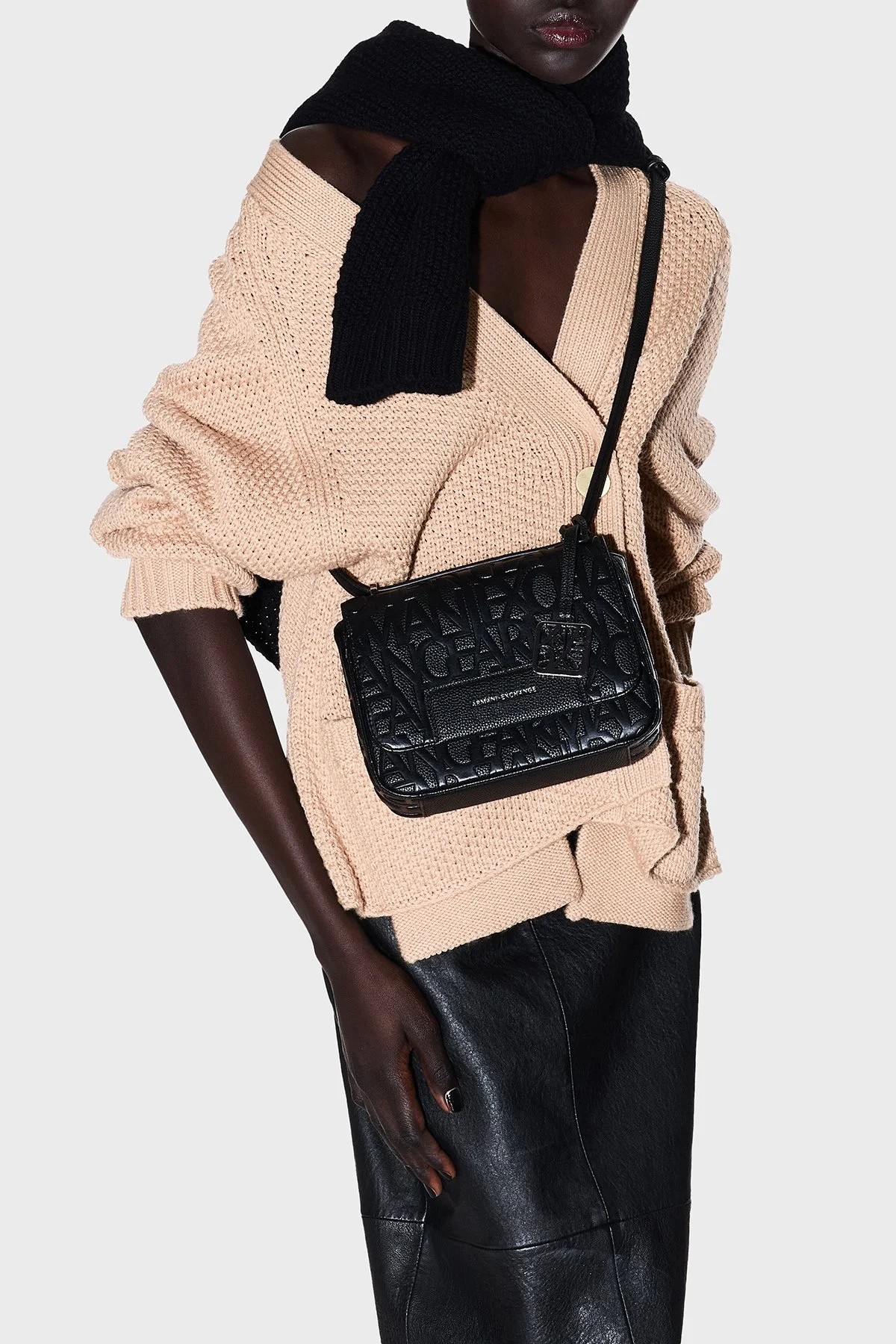 Armani Exchange Tamamı Logolu Ayarlanabilir Askılı Bayan Çanta XW001577 AF15774 UC001 SİYAH - 2