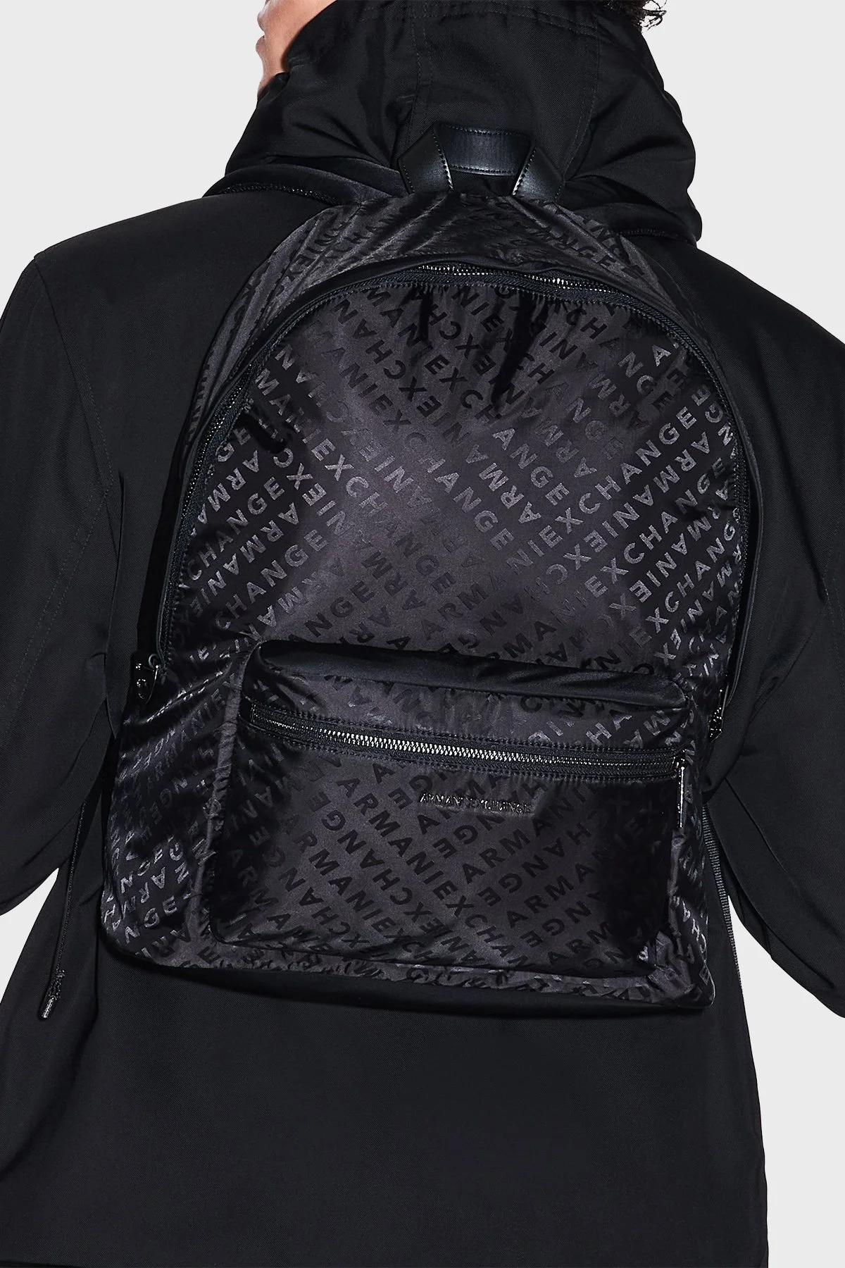 Armani Exchange Tamamı Logolu Ayarlanbilir Omuz Askılı Erkek Sırt Çantası XM001611 AF17208 UC001 SİYAH - 2