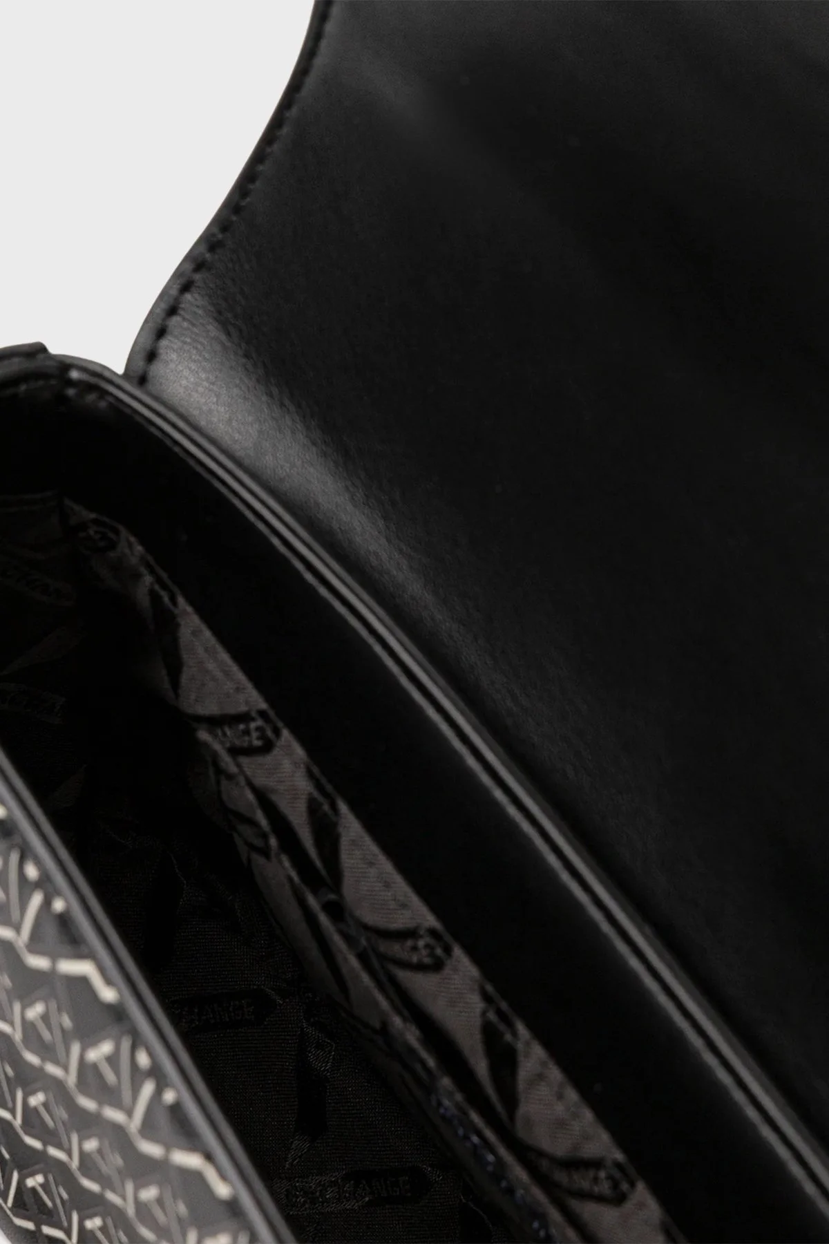 Armani Exchange Tamamı Logolu Çıkarılabilir Askılı Bayan Çanta XW001596 AF17145 MC043 SİYAH - 5