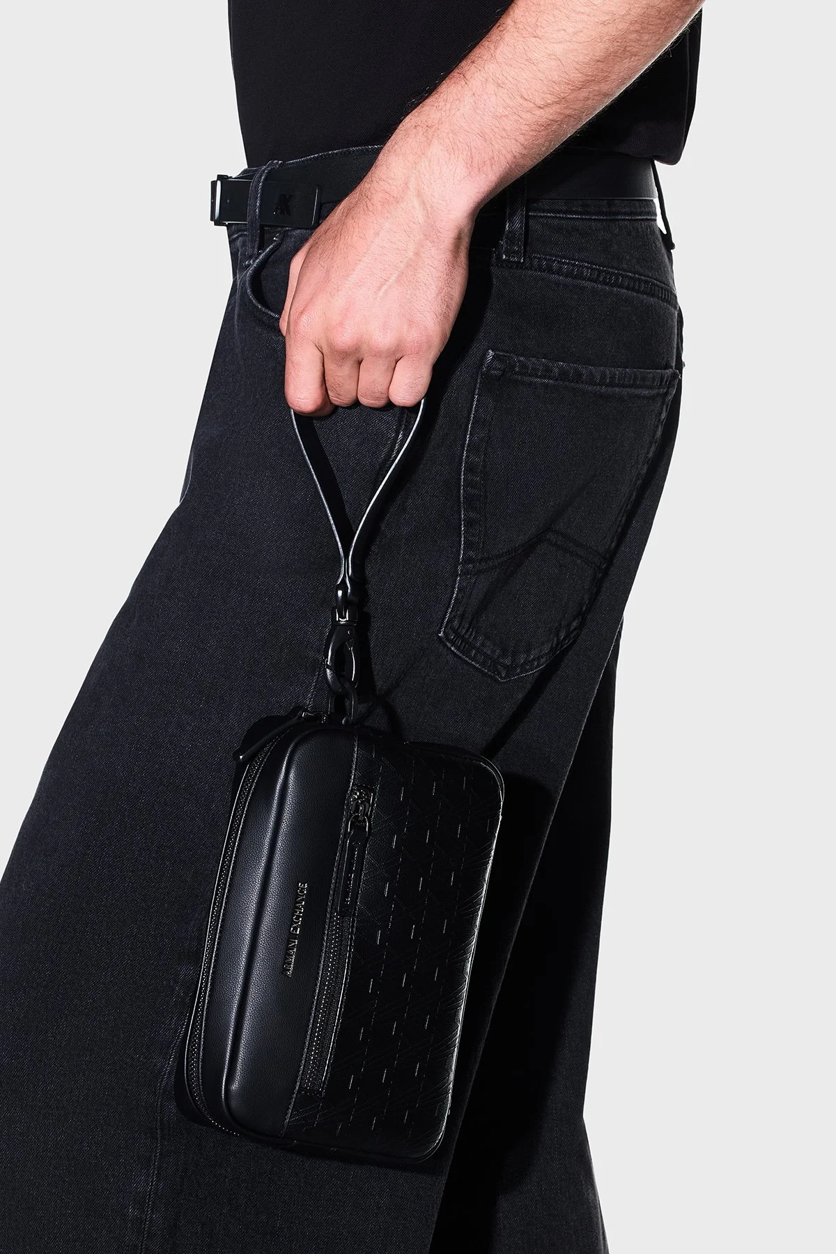Armani Exchange Tek Saplı Logolu Erkek Çanta XM003583 AF26662 UC001 Siyah - 2