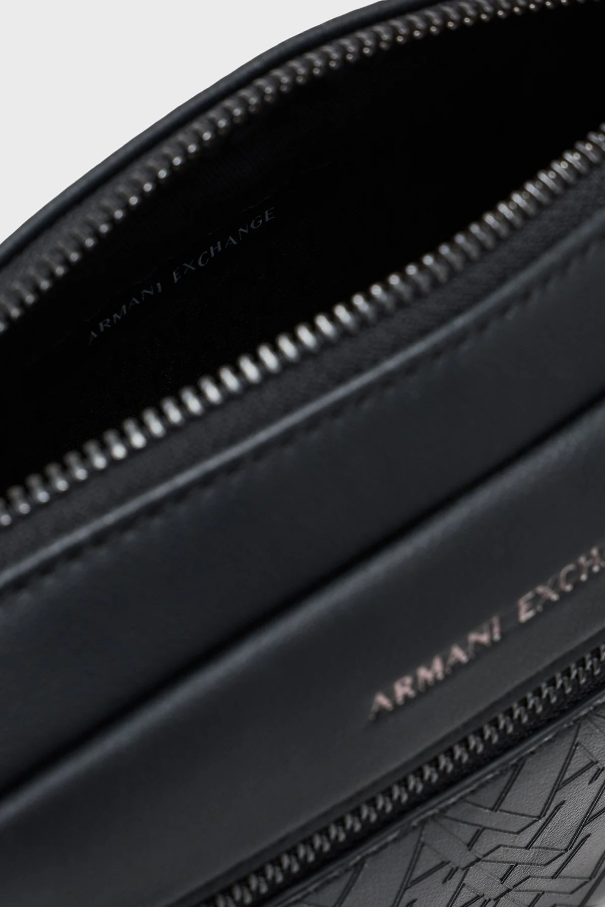 Armani Exchange Tek Saplı Logolu Erkek Çanta XM003583 AF26662 UC001 Siyah - 5