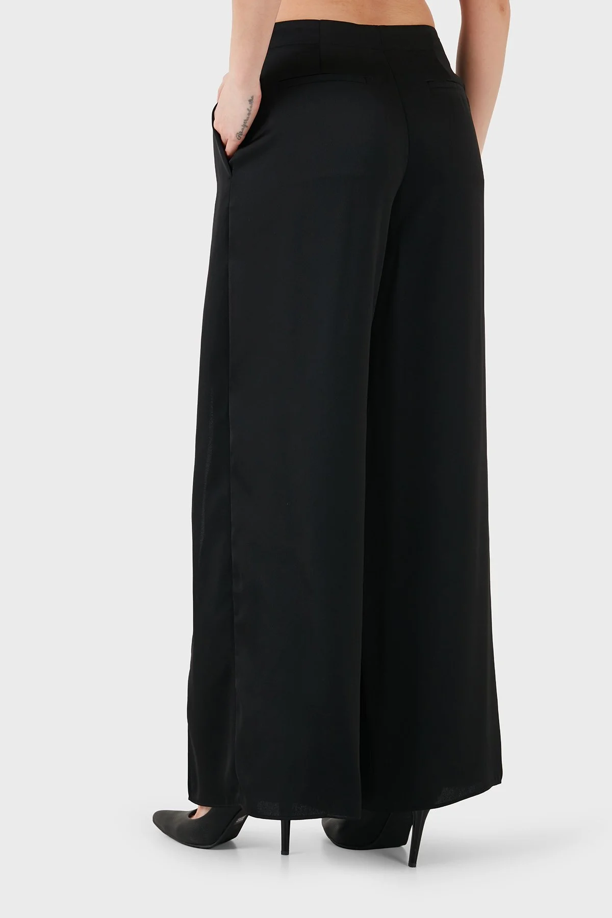 Armani Exchange Yırtmaç Detaylı Regular Fit Geniş Paça Kadın Pantolon XW001955 AF21553 UC001 SİYAH - 3