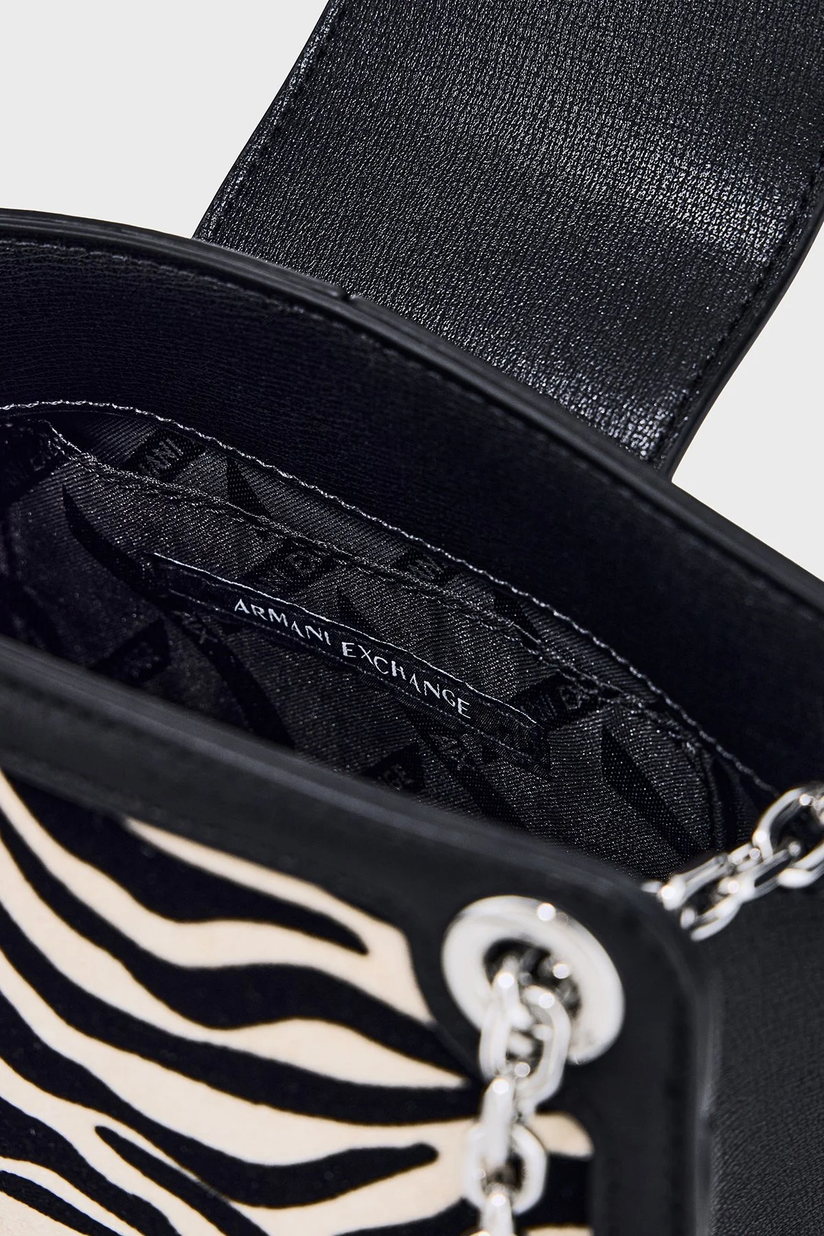 Armani Exchange Zebra Desenli Zincir Askılı Kadın Çanta XW000281 AF26445 MC149 Siyah - 3