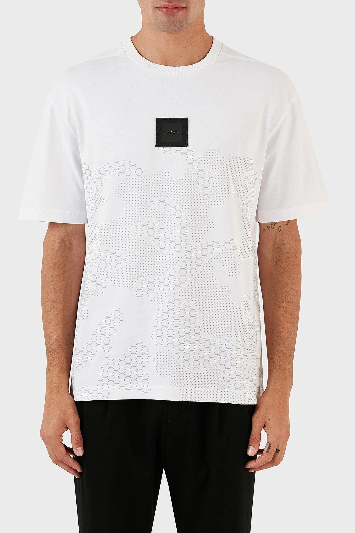 Boss Kamuflaj Baskılı Logo Rozetli % 100 Pamuk Regular Fit Bisiklet Yaka Jarse Erkek T Shirt 50503086 100 BEYAZ - 1