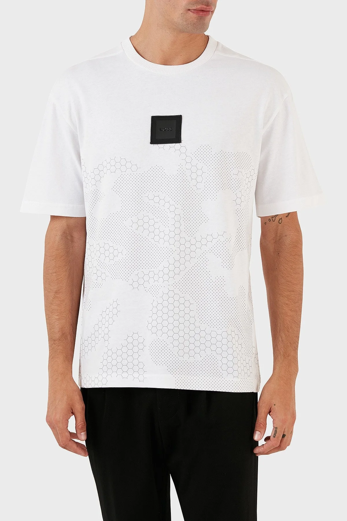 Boss Kamuflaj Baskılı Logo Rozetli % 100 Pamuk Regular Fit Bisiklet Yaka Jarse Erkek T Shirt 50503086 100 BEYAZ - 5