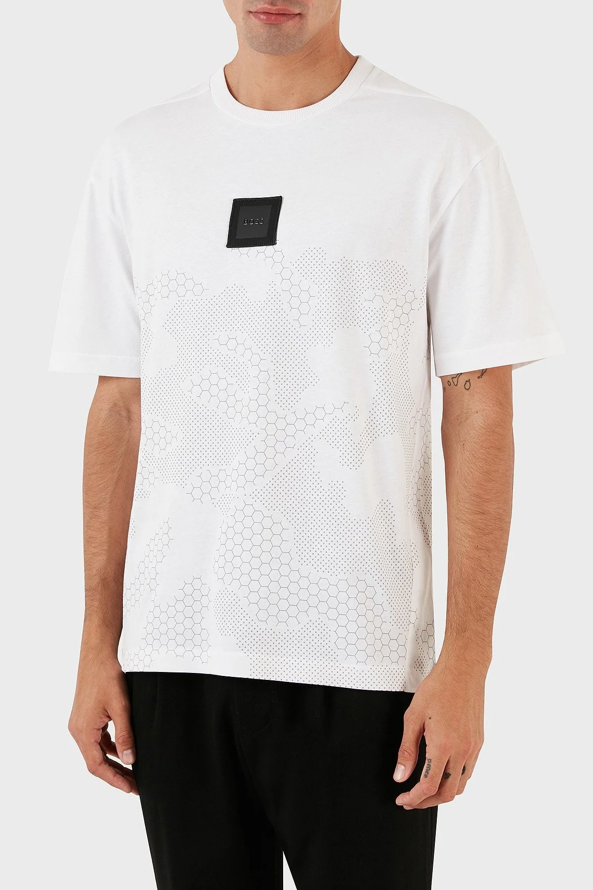 Boss Kamuflaj Baskılı Logo Rozetli % 100 Pamuk Regular Fit Bisiklet Yaka Jarse Erkek T Shirt 50503086 100 BEYAZ - 6