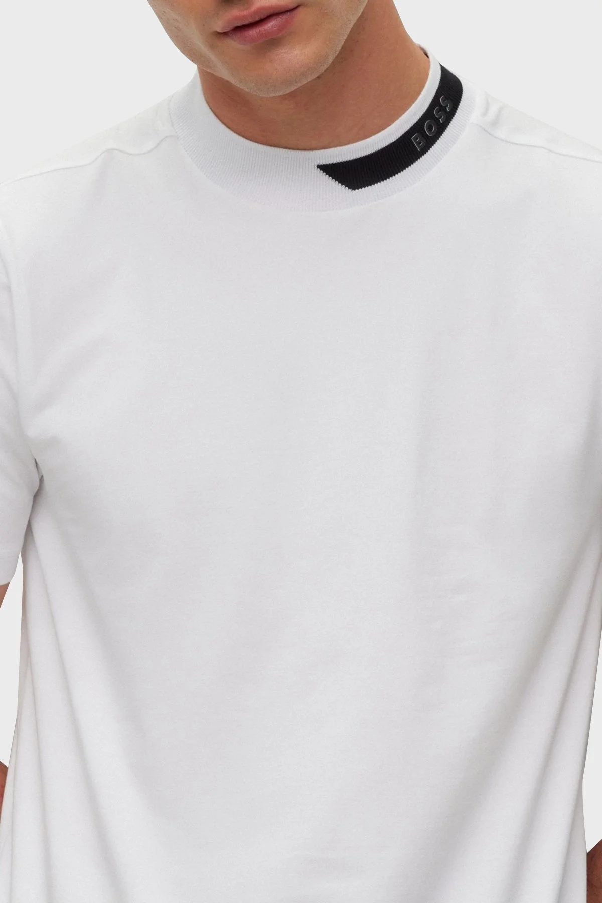 Boss Logo Şeritli Dik Yaka Jakarlı Pamuklu Regular Fit Erkek T Shirt 50501242 100 BEYAZ - 2