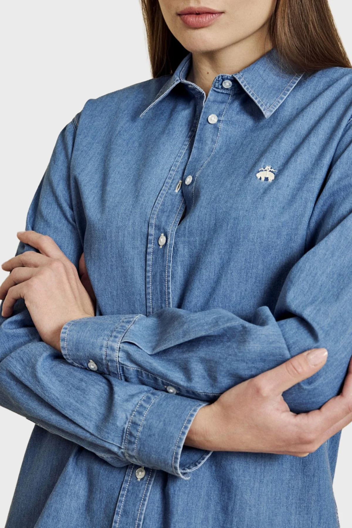 Brooks Brothers %100 Pamuk Logo Nakışlı Denim Görünümlü Kadın Gömlek BBSS26FDS001115 MAVİ - 5