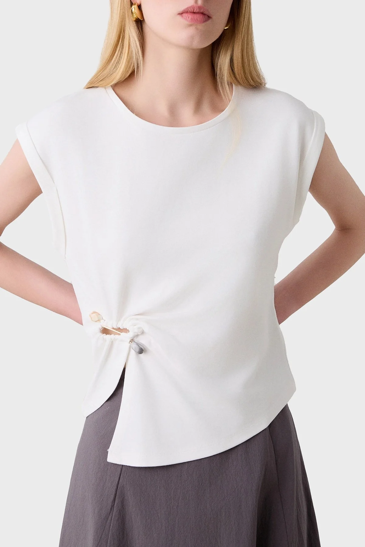 BSB Streç Relaxed Fit Asimetrik Kesim Aksesuar Detaylı Bisiklet Yaka Bayan Bluz 053-210076.004 EKRU - 4