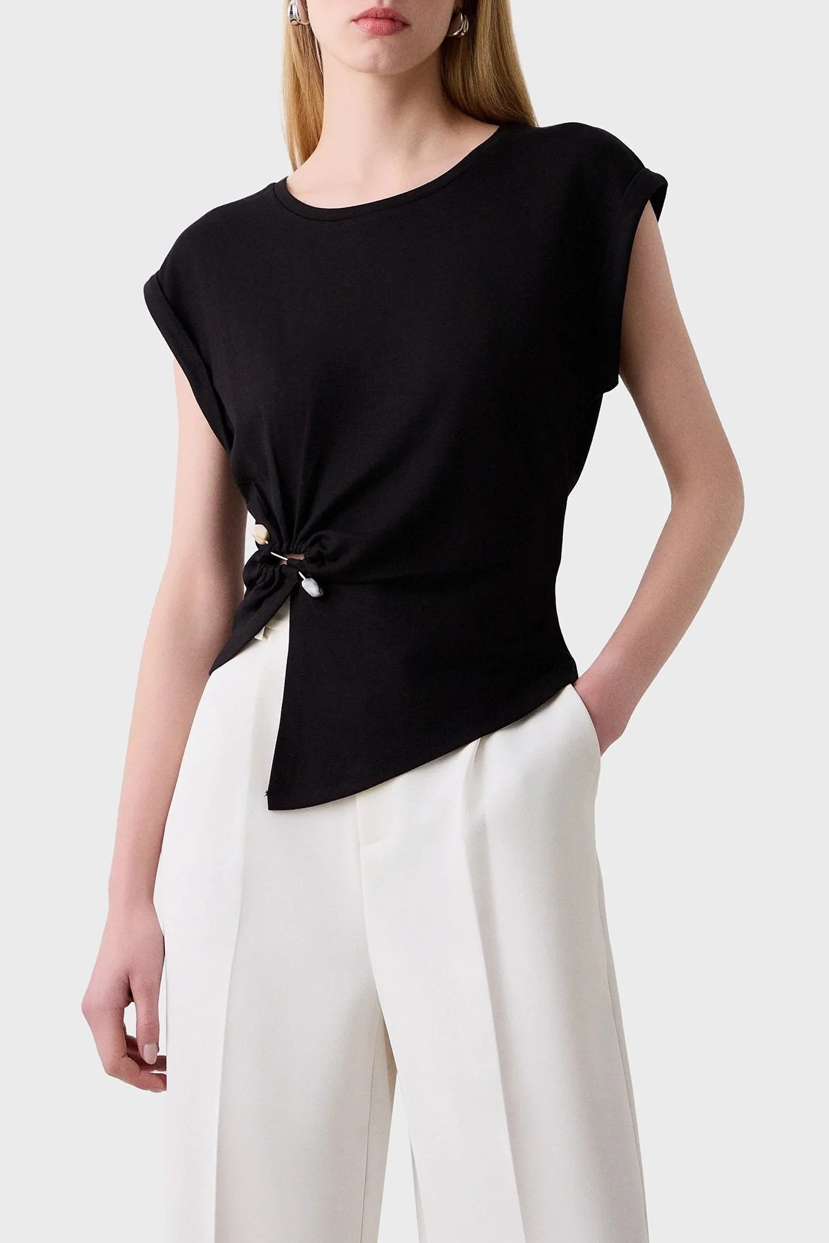 BSB Streç Relaxed Fit Asimetrik Kesim Aksesuar Detaylı Bisiklet Yaka Bayan Bluz 053-210076.080 SİYAH - 1