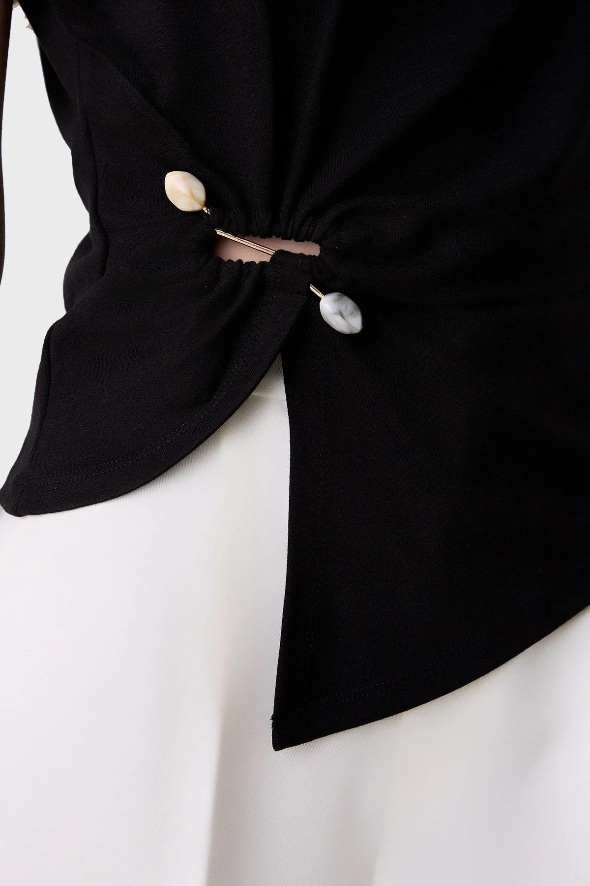 BSB Streç Relaxed Fit Asimetrik Kesim Aksesuar Detaylı Bisiklet Yaka Bayan Bluz 053-210076.080 SİYAH - 2