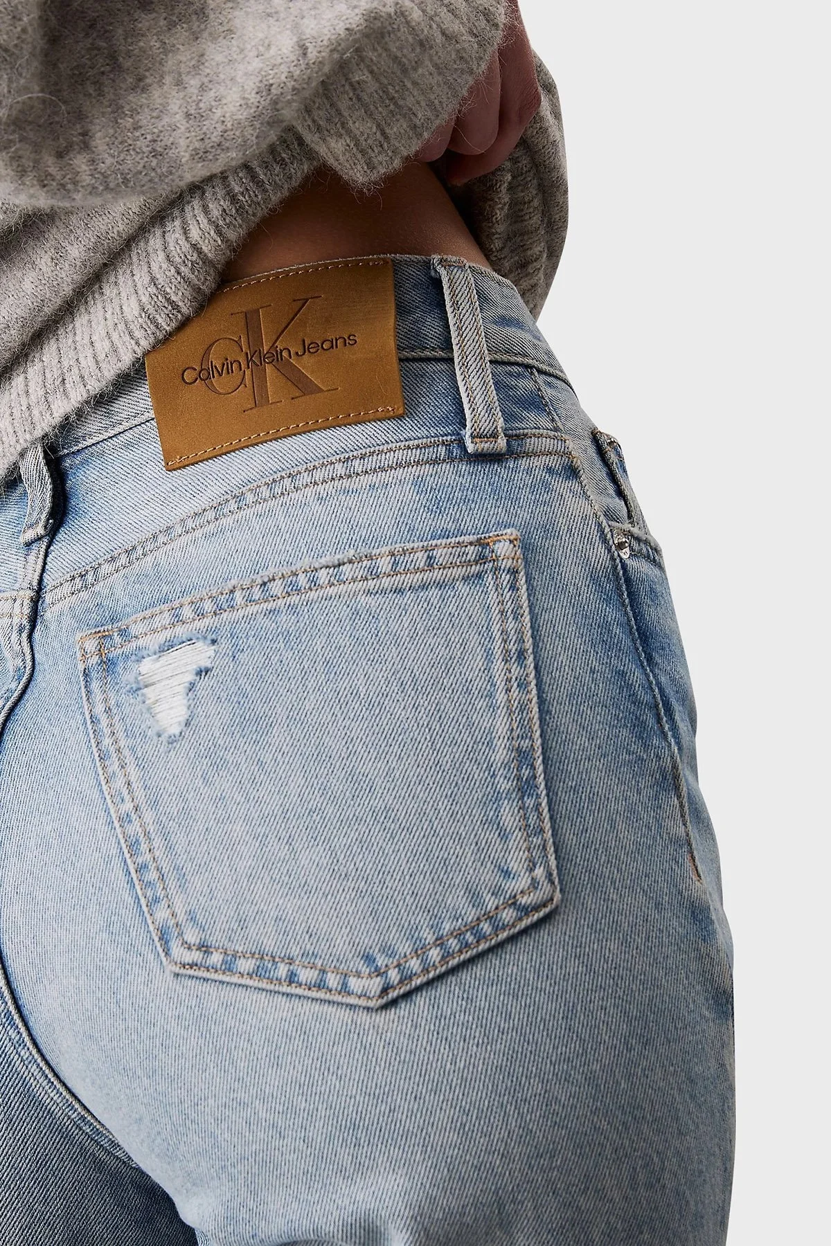 Calvin Klein % 100 Pamuk Mom Fit Yüksek Bel Daralan Paça Jeans J20J2240261AA Bayan Kot Pantolon J20J224026 1AA AÇIK MAVİ - 7