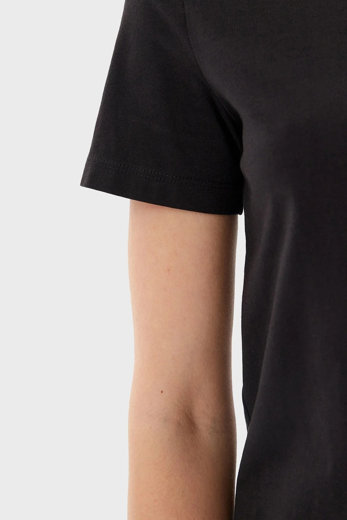 Calvin Klein % 100 Pamuk Regular Fit Bisiklet Yaka J20J225243BEH Bayan T Shirt J20J225243 BEH SİYAH - 10