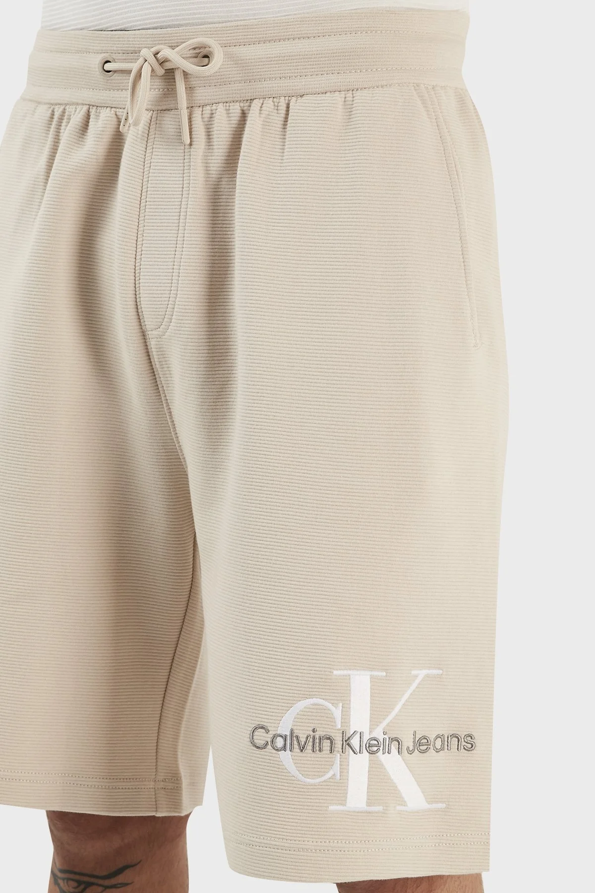 Calvin Klein % 100 Pamuk Regular Fit Cepli J30J323225ACI Erkek Short J30J323225 ACI BEJ - 5