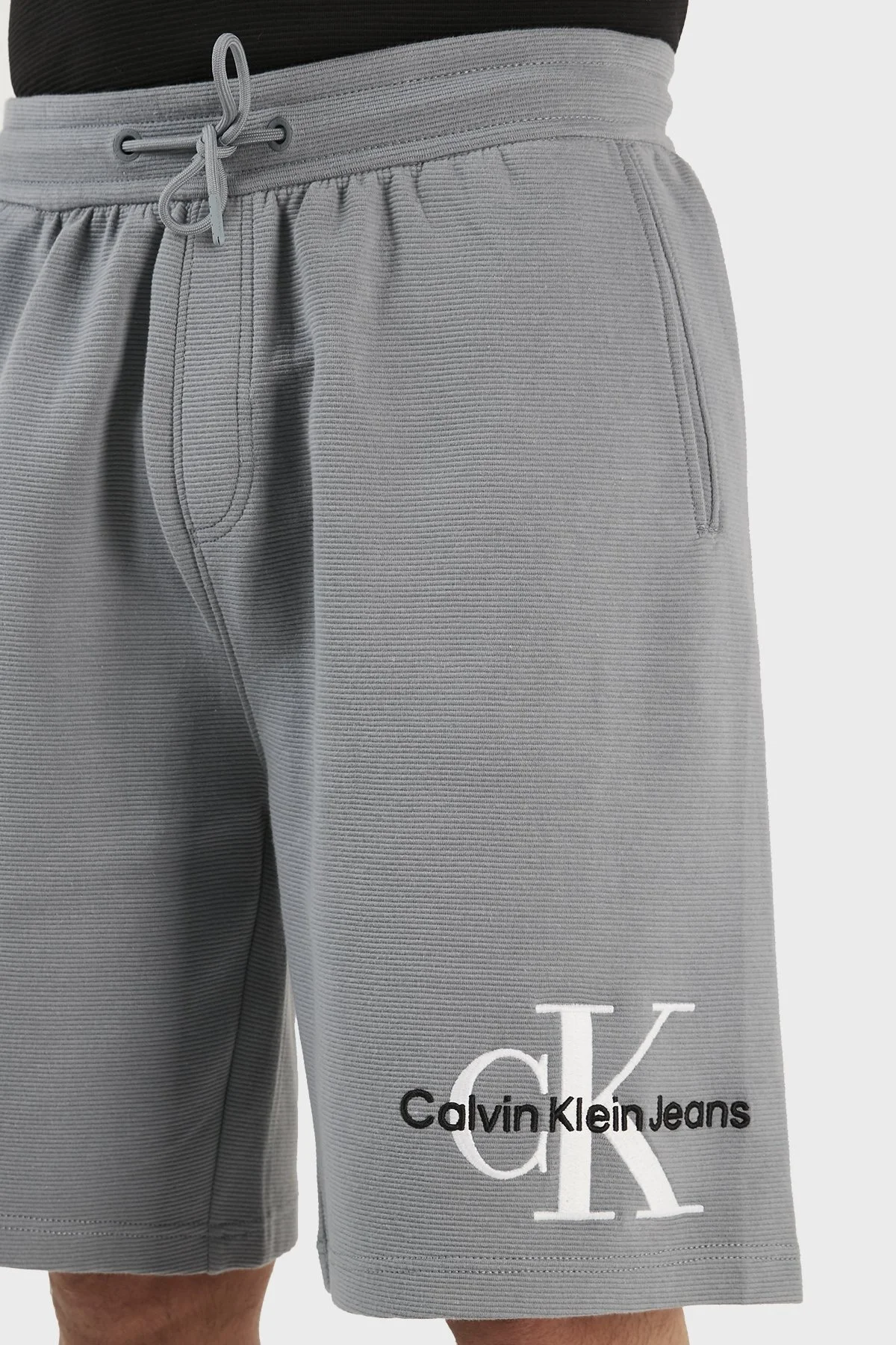 Calvin Klein % 100 Pamuk Regular Fit Cepli J30J323225PN6 Erkek Short J30J323225 PN6 GRİ - 4