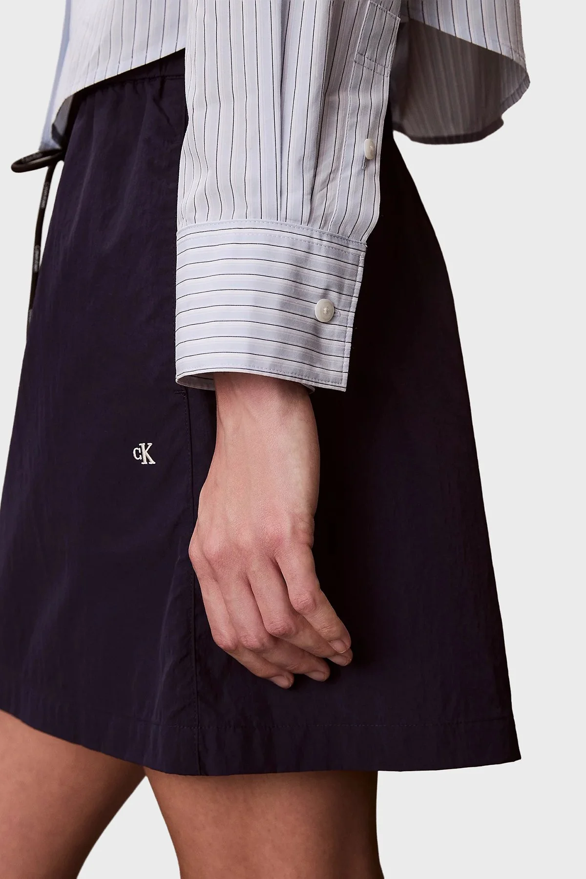 Calvin Klein % 100 Pamuk Regular Fit Çizgili Uzun Kollu LV047F105GC1O Bayan Gömlek LV047F105G C1O MAVİ - 6