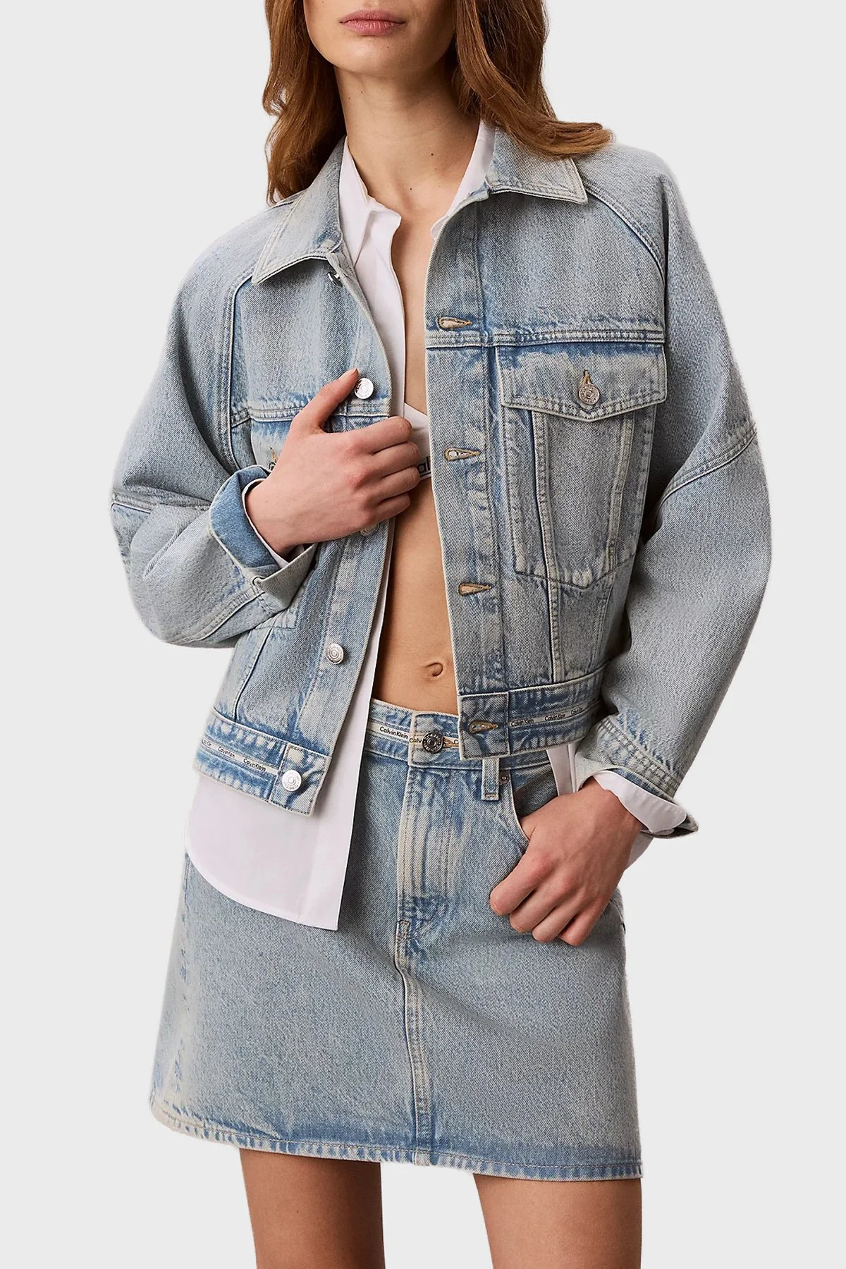 Calvin Klein % 100 Pamuk Relaxed Fit Cepli LV047G726GYP3 Kadın Kot Ceket LV047G726G YP3 AÇIK MAVİ - 1