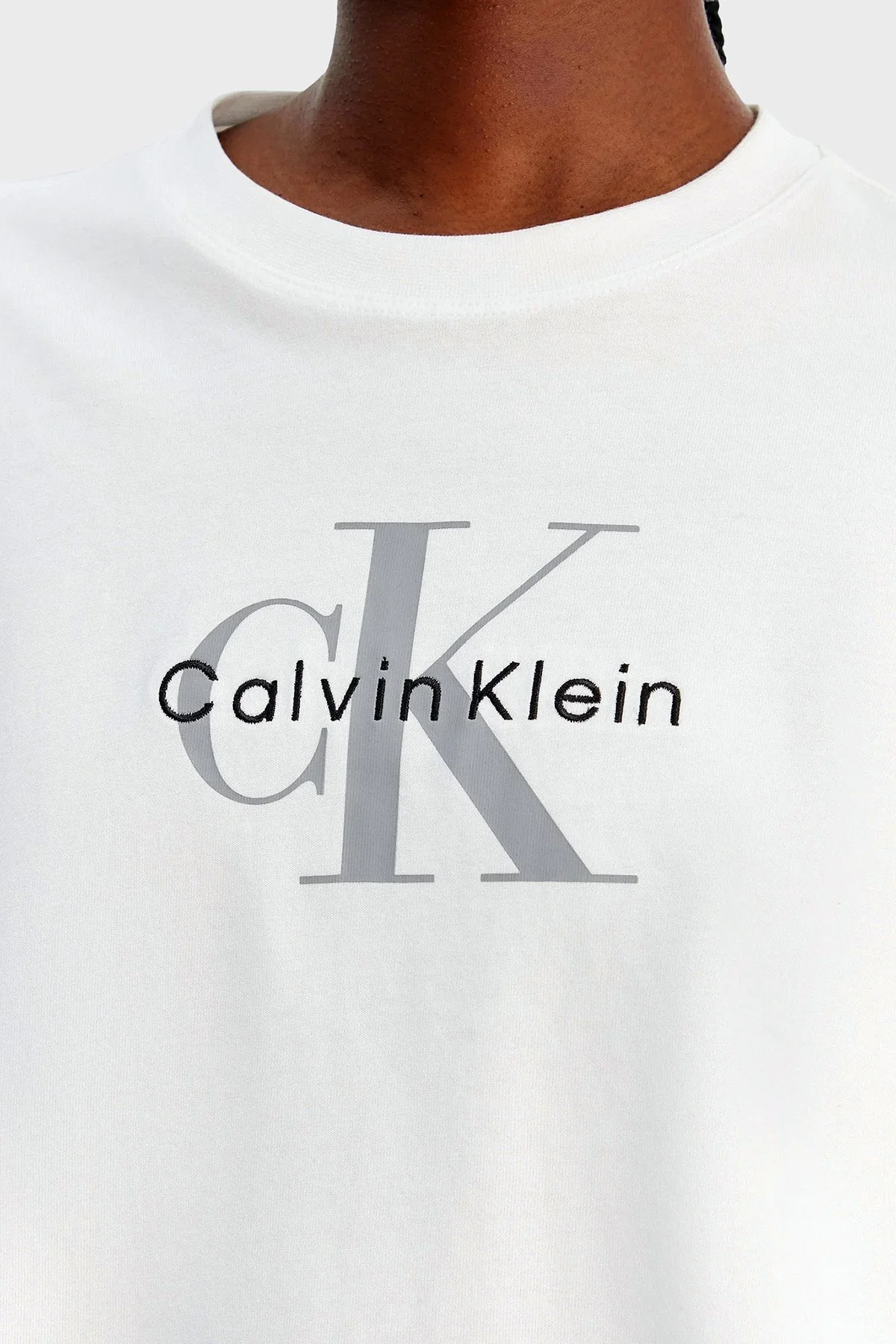 Calvin Klein % 100 Pamuk Relaxed Fit Logolu Bisiklet Yaka LV047F828GYAF Bayan T Shirt LV047F828G YAF BEYAZ - 4