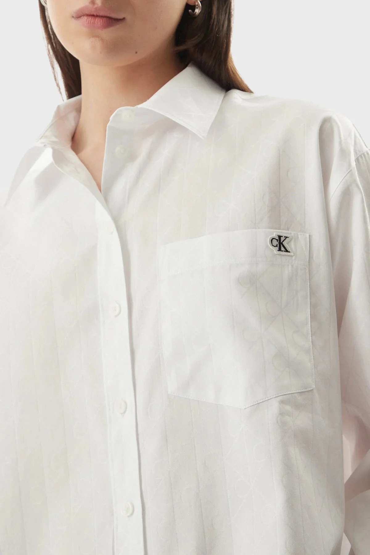 Calvin Klein % 100 Pamuk Relaxed Fit Logolu Klasik Yaka LV047G126GYAA Kadın Gömlek LV047G126G YAA BEYAZ - 4