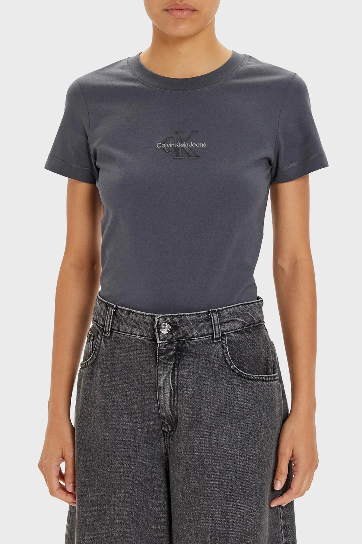 Calvin Klein % 100 Pamuk Slim Fit Bisiklet Yaka J20J223563BAN Bayan T Shirt J20J223563 BAN ANTRASİT - 1