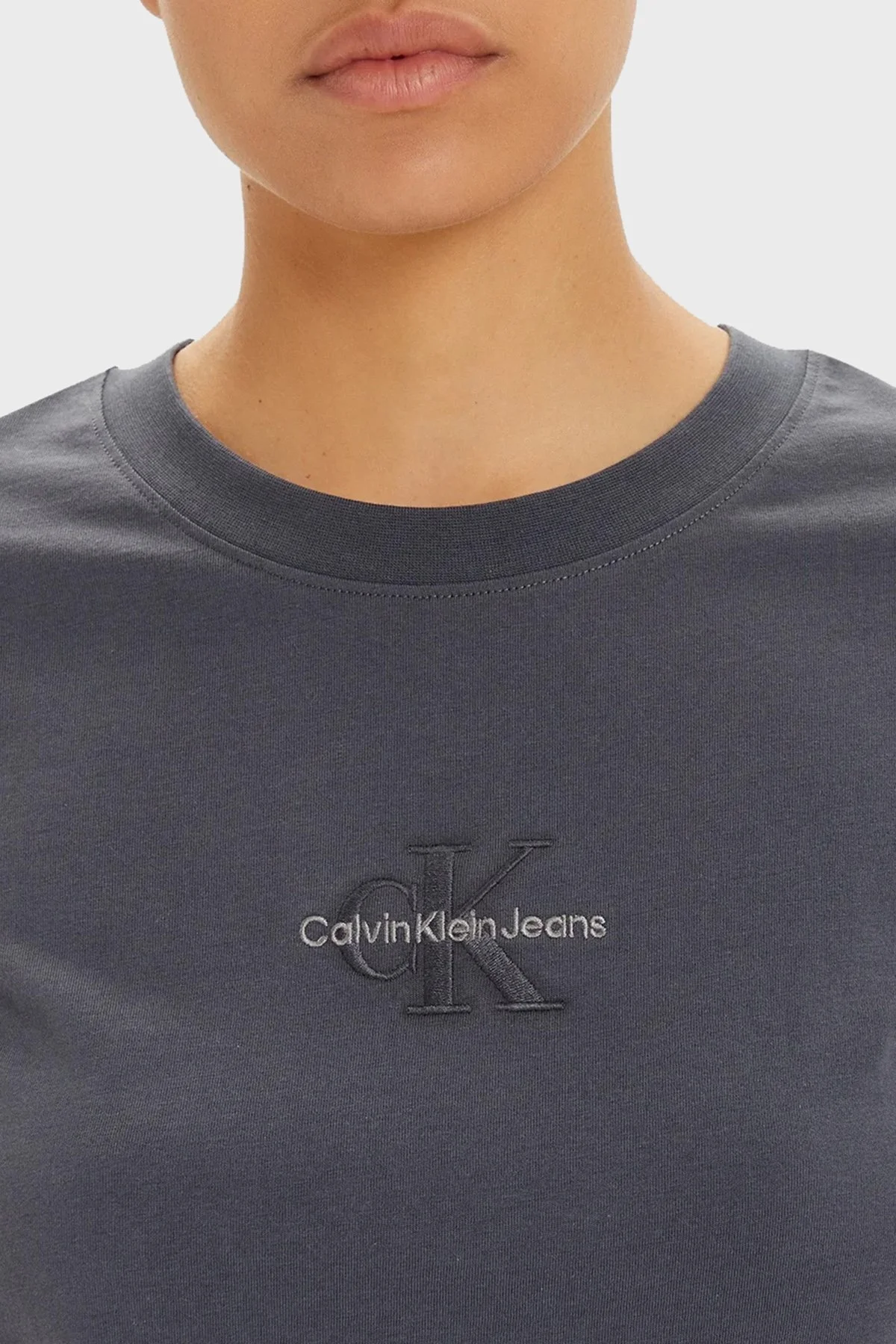Calvin Klein % 100 Pamuk Slim Fit Bisiklet Yaka J20J223563BAN Bayan T Shirt J20J223563 BAN ANTRASİT - 4