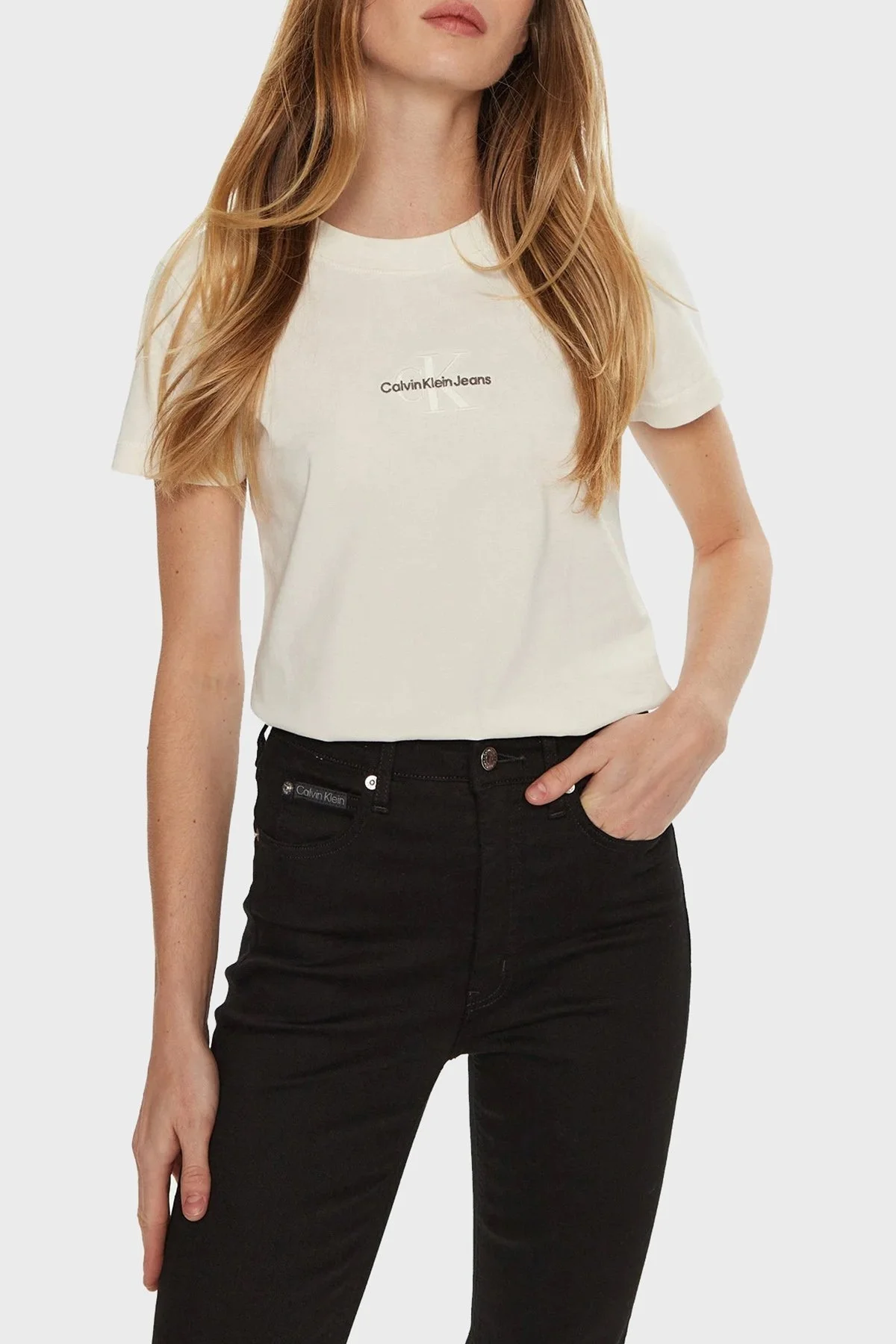 Calvin Klein % 100 Pamuk Slim Fit Bisiklet Yaka J20J223563YBI Bayan T Shirt J20J223563 YBI EKRU - 1