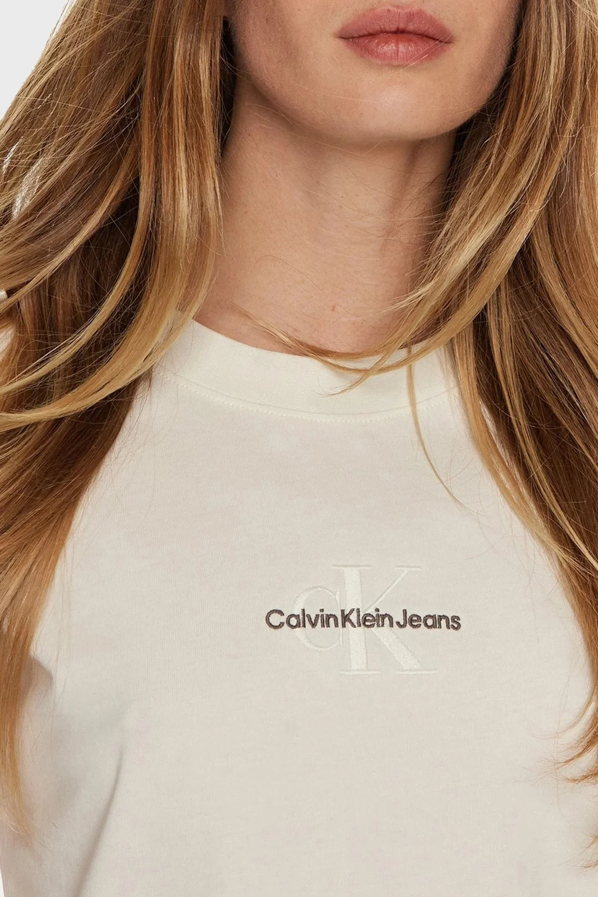 Calvin Klein % 100 Pamuk Slim Fit Bisiklet Yaka J20J223563YBI Bayan T Shirt J20J223563 YBI EKRU - 4