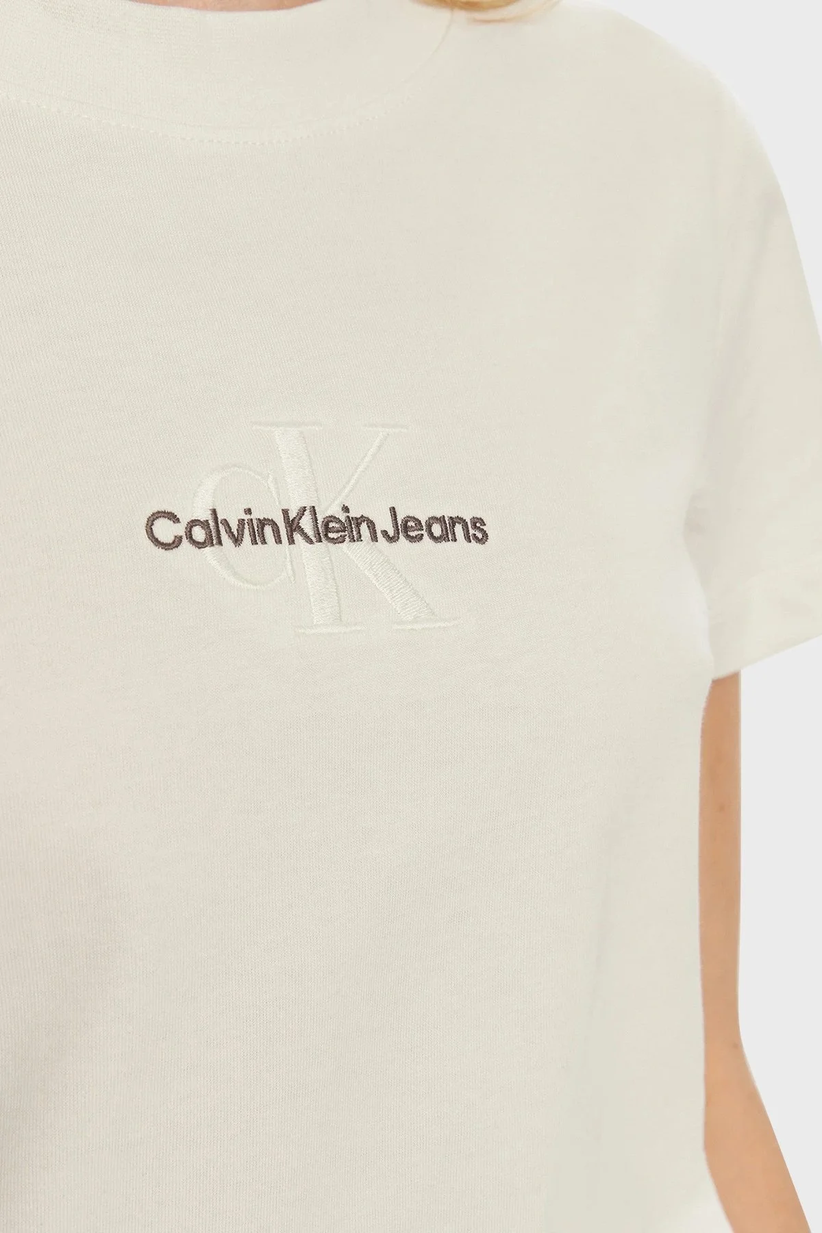 Calvin Klein % 100 Pamuk Slim Fit Bisiklet Yaka J20J223563YBI Bayan T Shirt J20J223563 YBI EKRU - 5