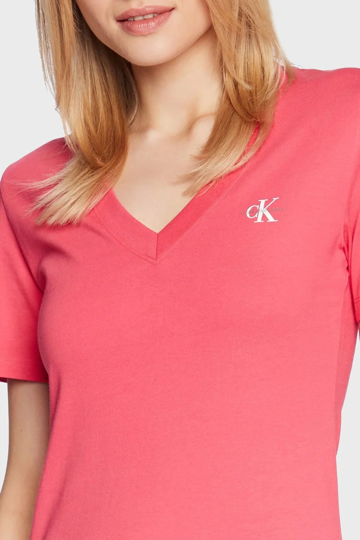 Calvin Klein % 100 Pamuk Slim Fit V Yaka J20J220303XI1 Bayan T Shirt J20J220303 XI1 PEMBE - 4