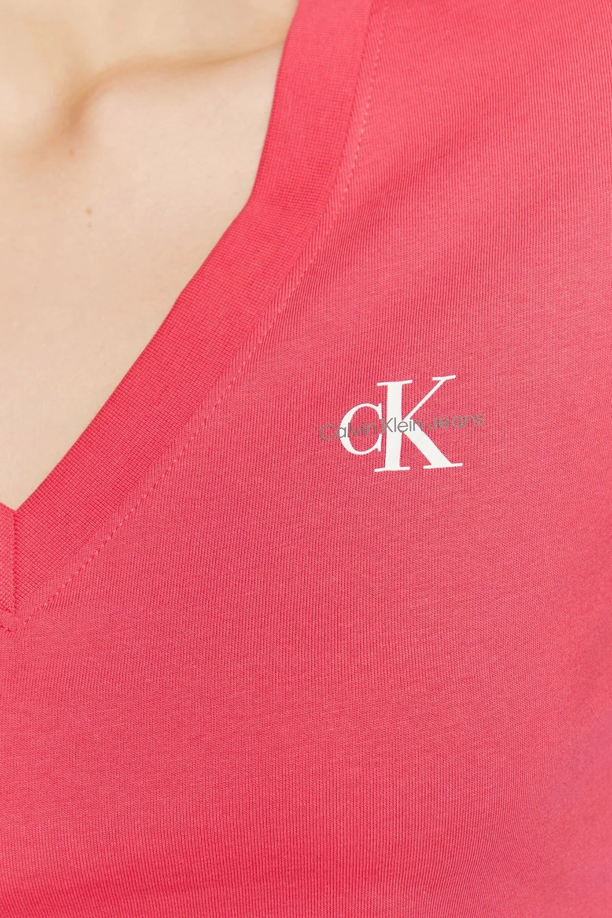 Calvin Klein % 100 Pamuk Slim Fit V Yaka J20J220303XI1 Bayan T Shirt J20J220303 XI1 PEMBE - 5