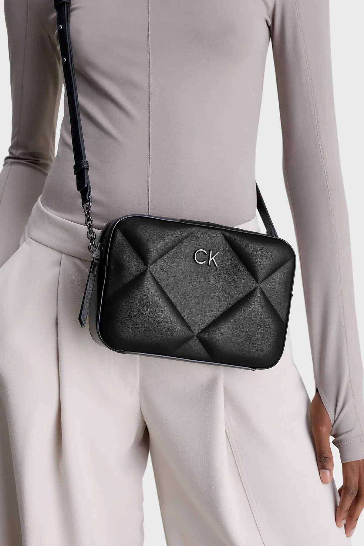 Calvin Klein Ayarlanabillir Omuz Askılı K60K610767BAX Bayan Çanta K60K610767 BAX SİYAH - 2