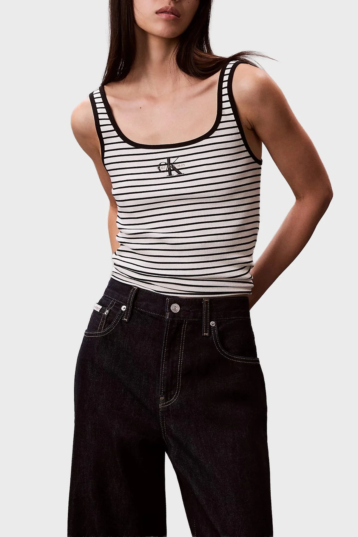 Calvin Klein Çizgili Pamuklu Slim Fit Yuvarlak Yaka Kolsuz LV047F832GXDY Kadın T Shirt LV047F832G XDY SİYAH BEYAZ - 1